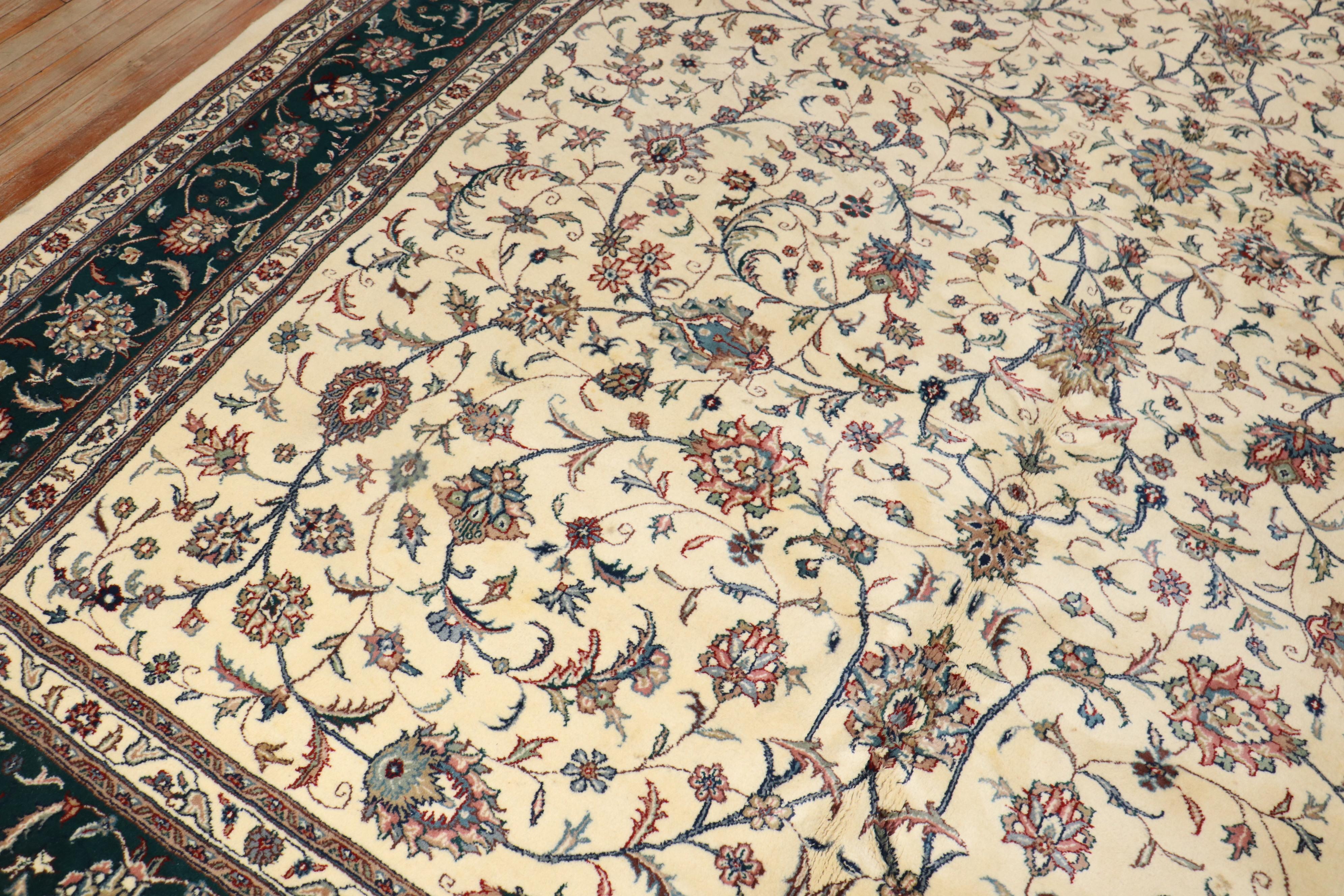 Zabihi Collection grand tapis indien vintage ivoire vert en vente 3