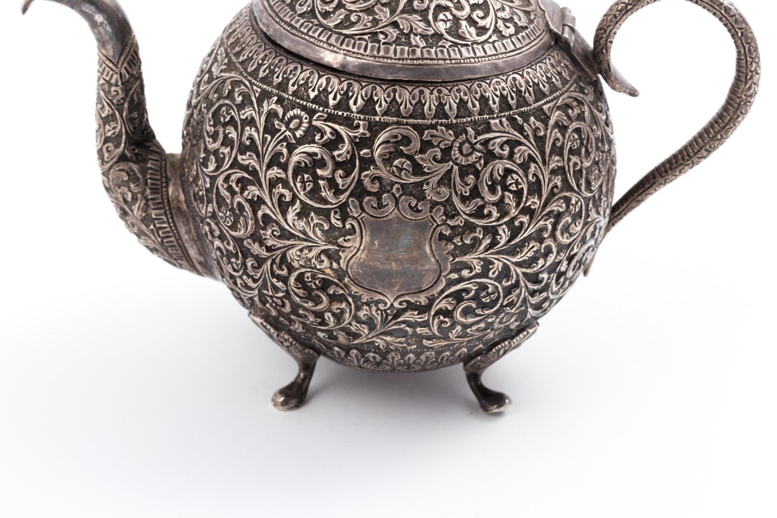 Théière indienne en argent Kutch en argent .950 de haute qualité avec repoussé floral et éléphant décoratif sur le couvercle:: vers le début du 20ème siècle. Mesures : Il pèse 15 onces troy 
 