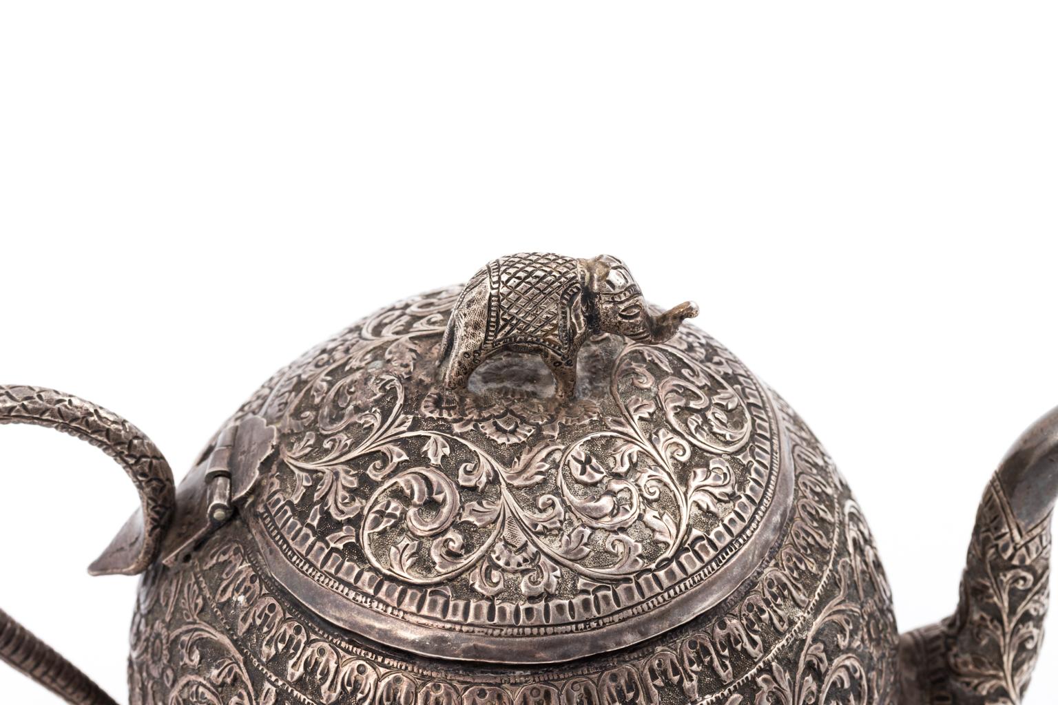 Théière indienne en argent de Kutch 1