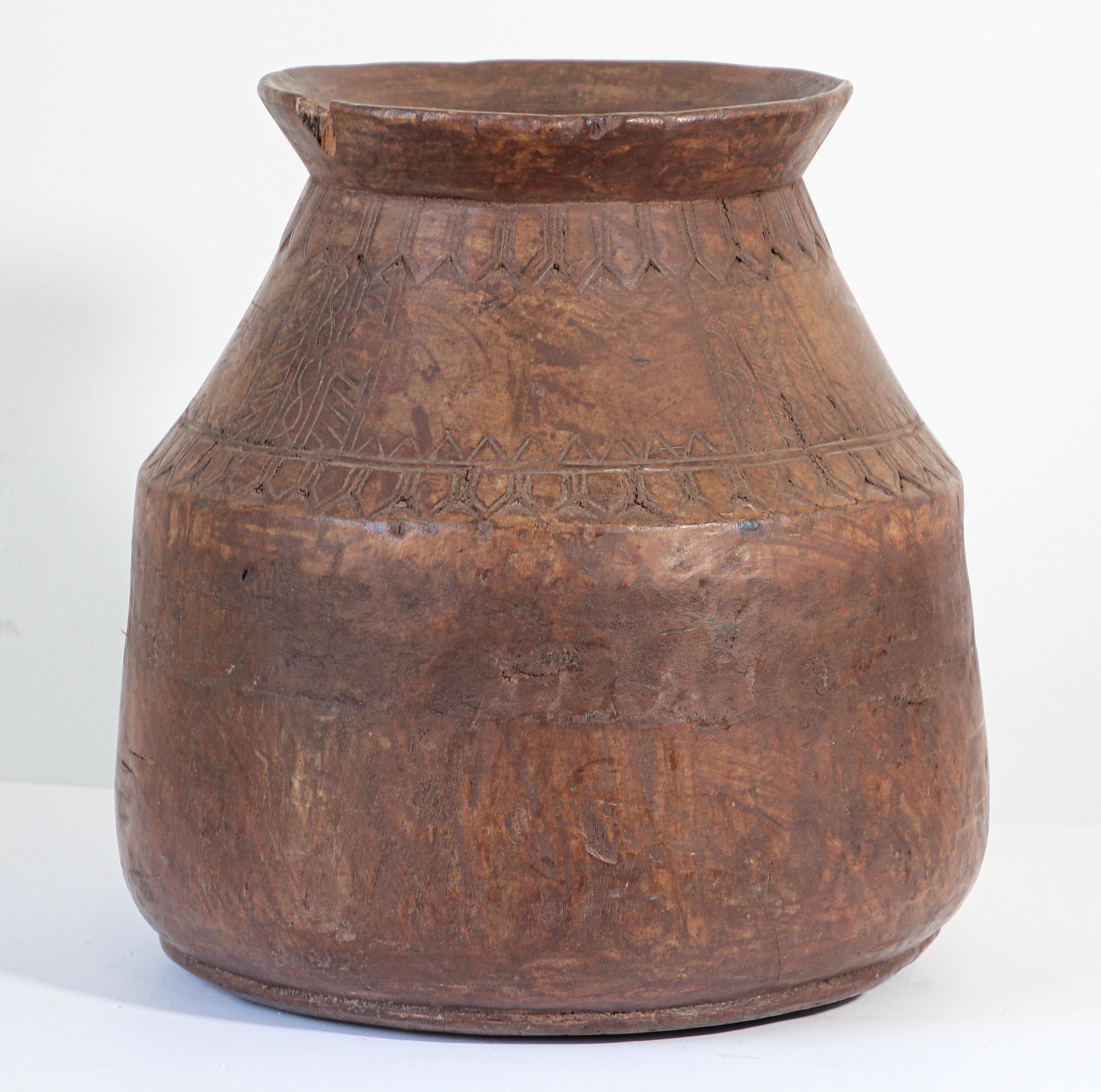 Indian hand carved wooden bowl. 
South Asian, India, late 19th century large-scale wooden carved vessel. 
This folk art hand carved wooden bowl is carved out of a single log and the linear carving marks can be seen on the inside.
This bowl is from