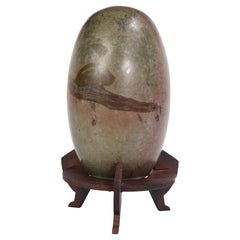 Lingam indien en pierre de forme ovoïde avec Stand en métal
