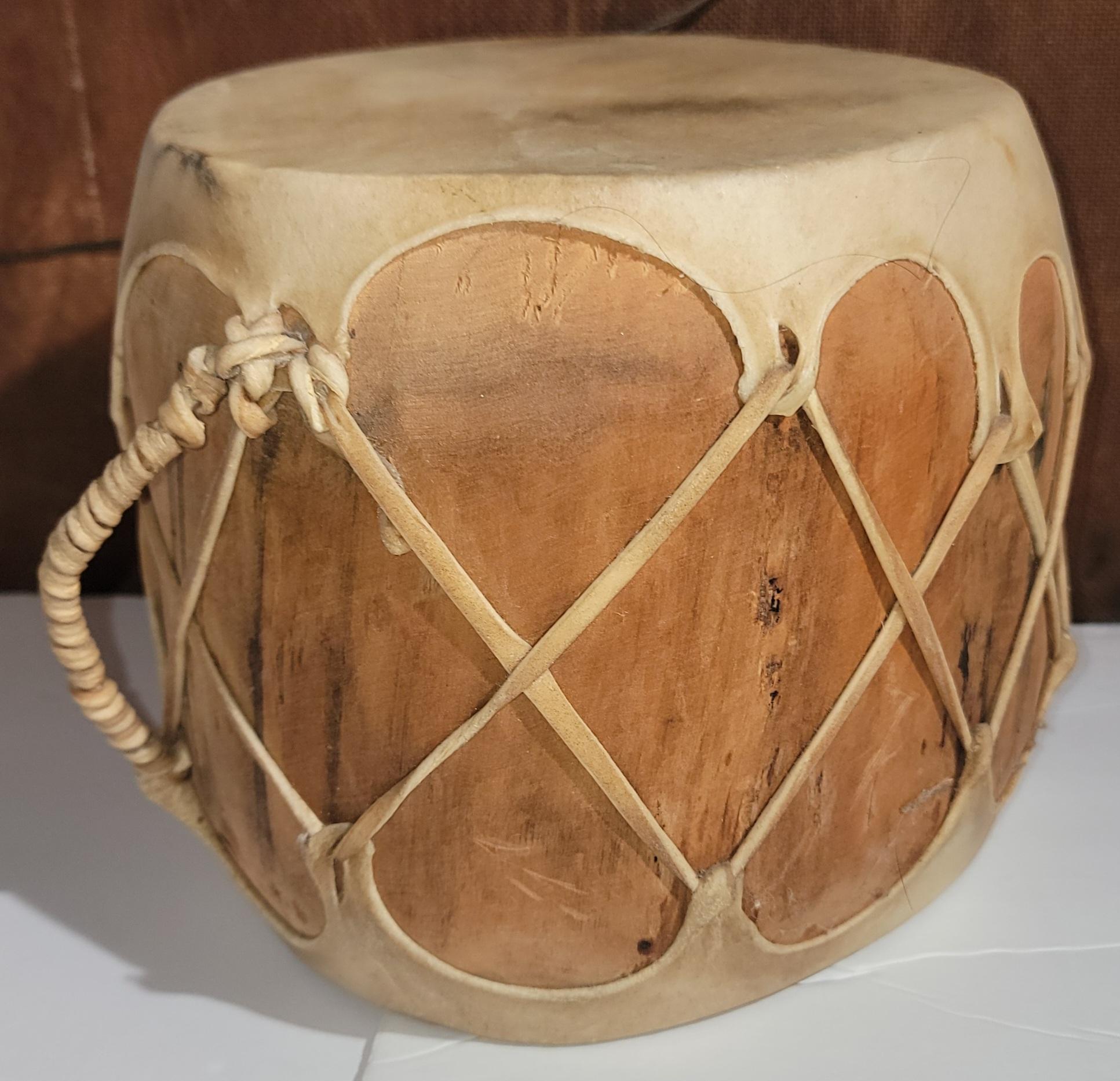 Cet amusant petit  Ce tambour Navajo Indian -Pueblo du Nouveau Mexique est en très bon état. Ce tambour est fait de bois et de peau de daim.