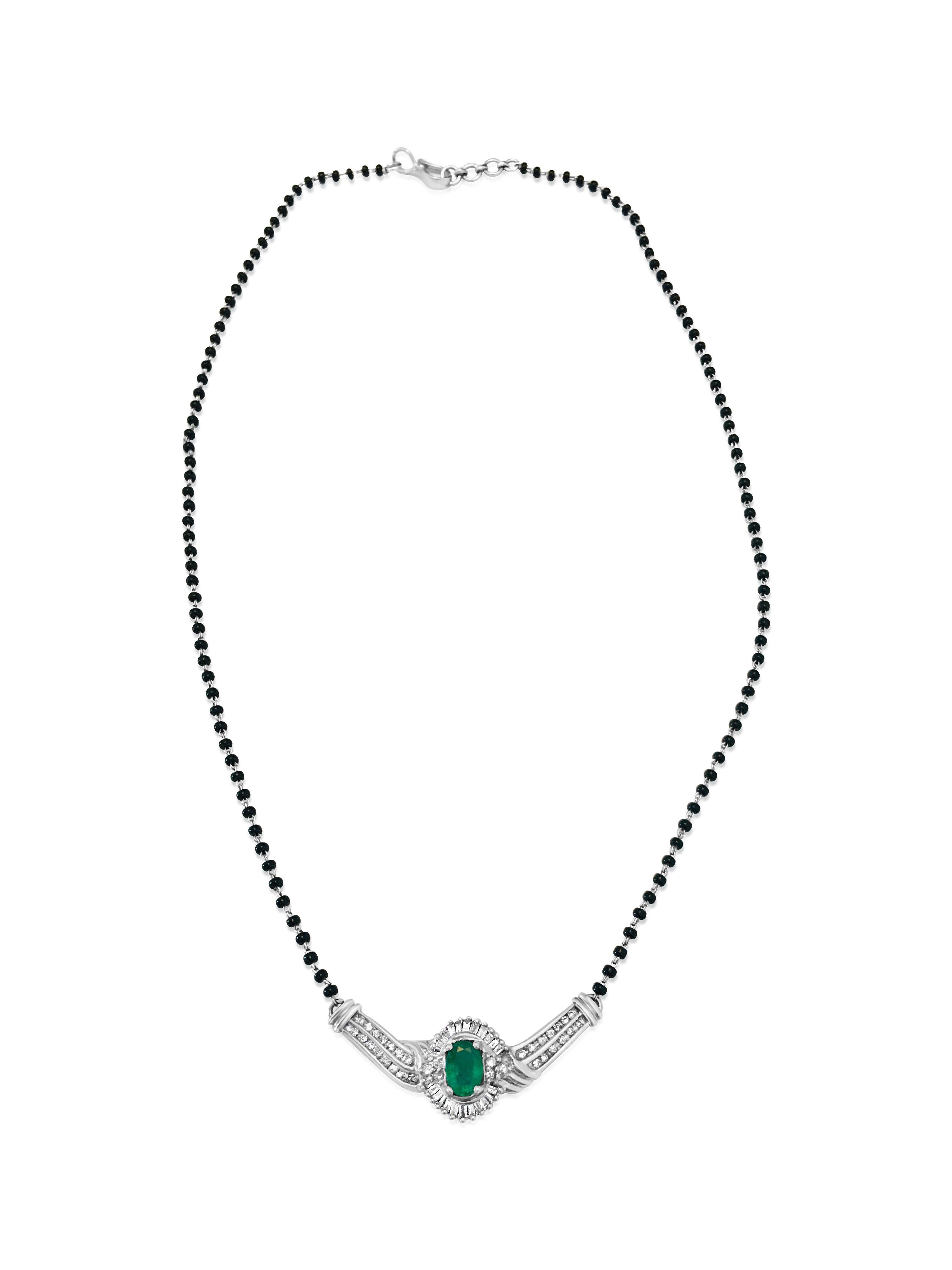 Taille ovale Mangalsutra, collier indien en 14 carats, émeraudes et diamants en vente
