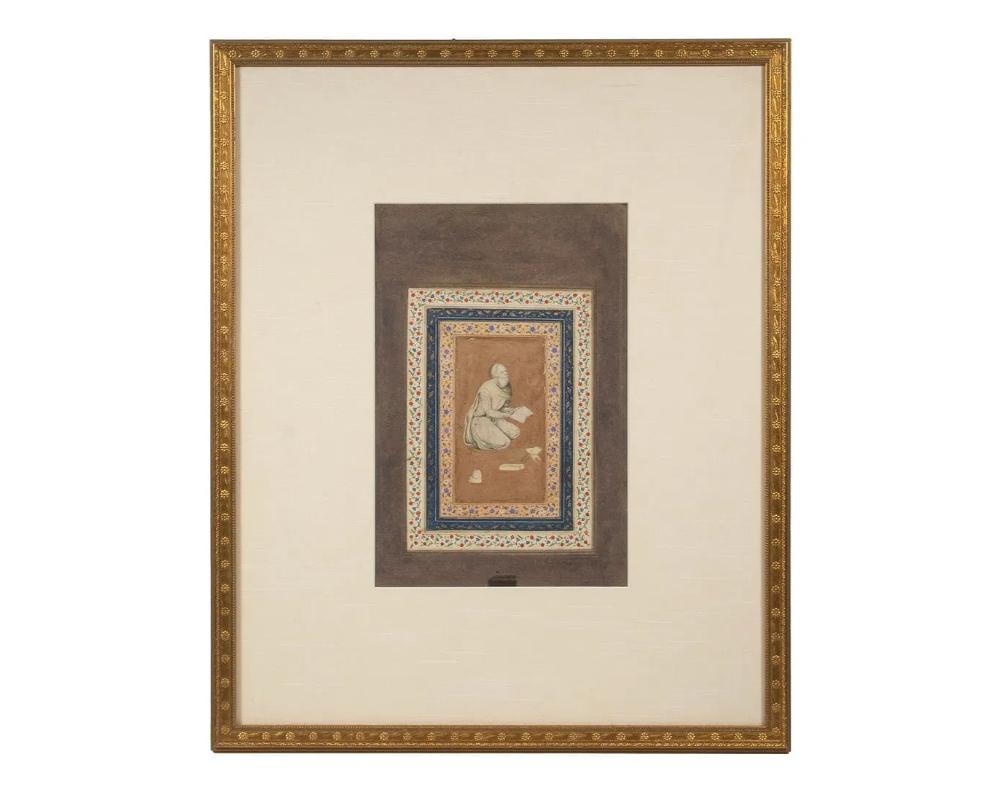 Ein feines Deckfarbenaquarell auf Wasli mit der Darstellung eines sitzenden Gelehrten, der unter einer Blumenbordüre liest, in gedämpften Tönen mit Goldakzenten. Mughal. Gerahmt unter Glas.



OS: 20 1/4 x 16 1/2 Zoll (51,4 x 41,9 cm) SS: 11 x 7 1/4
