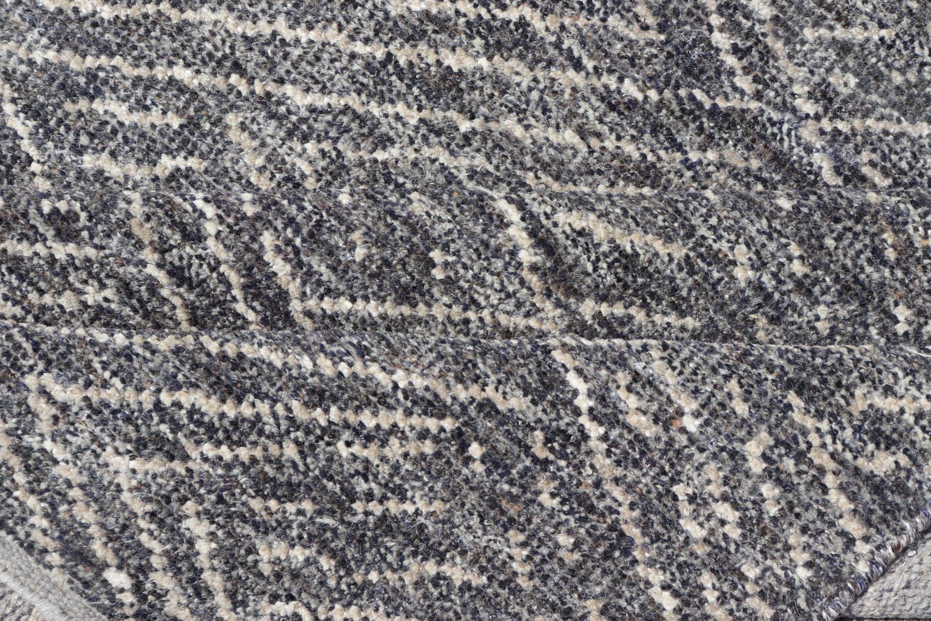 Tapis indien moderne et casual gris-bleu avec un design minimaliste de hachures croisées en vente 2