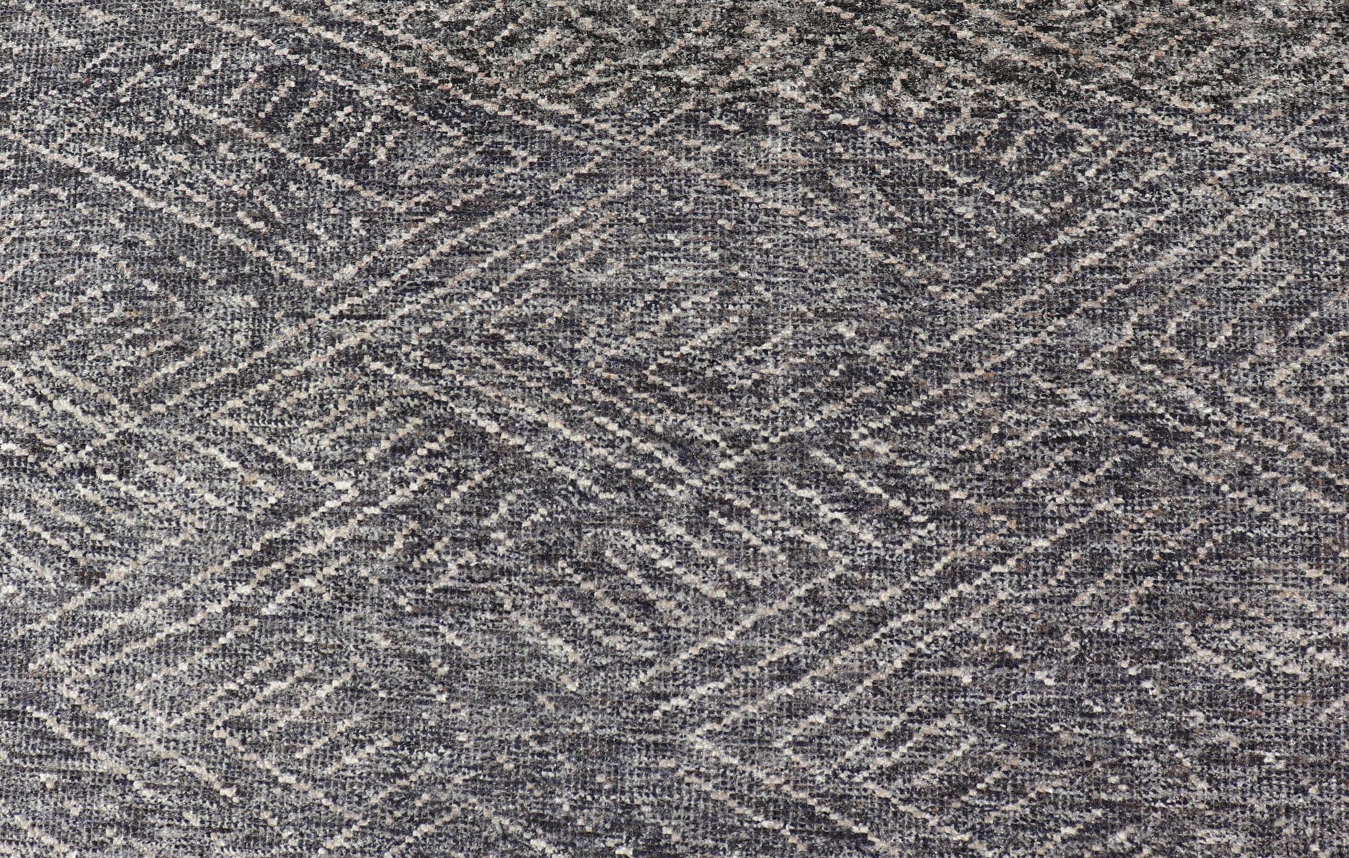 Mesures 6 x 9 

Ce tapis indien moderne présente un motif abstrait ressemblant vaguement à un motif hachuré. L'ensemble du tapis est rendu dans un coloris anthracite et crème clair. 

Pays d'origine : Inde ; Type : Moderne, Minimal ; Design :