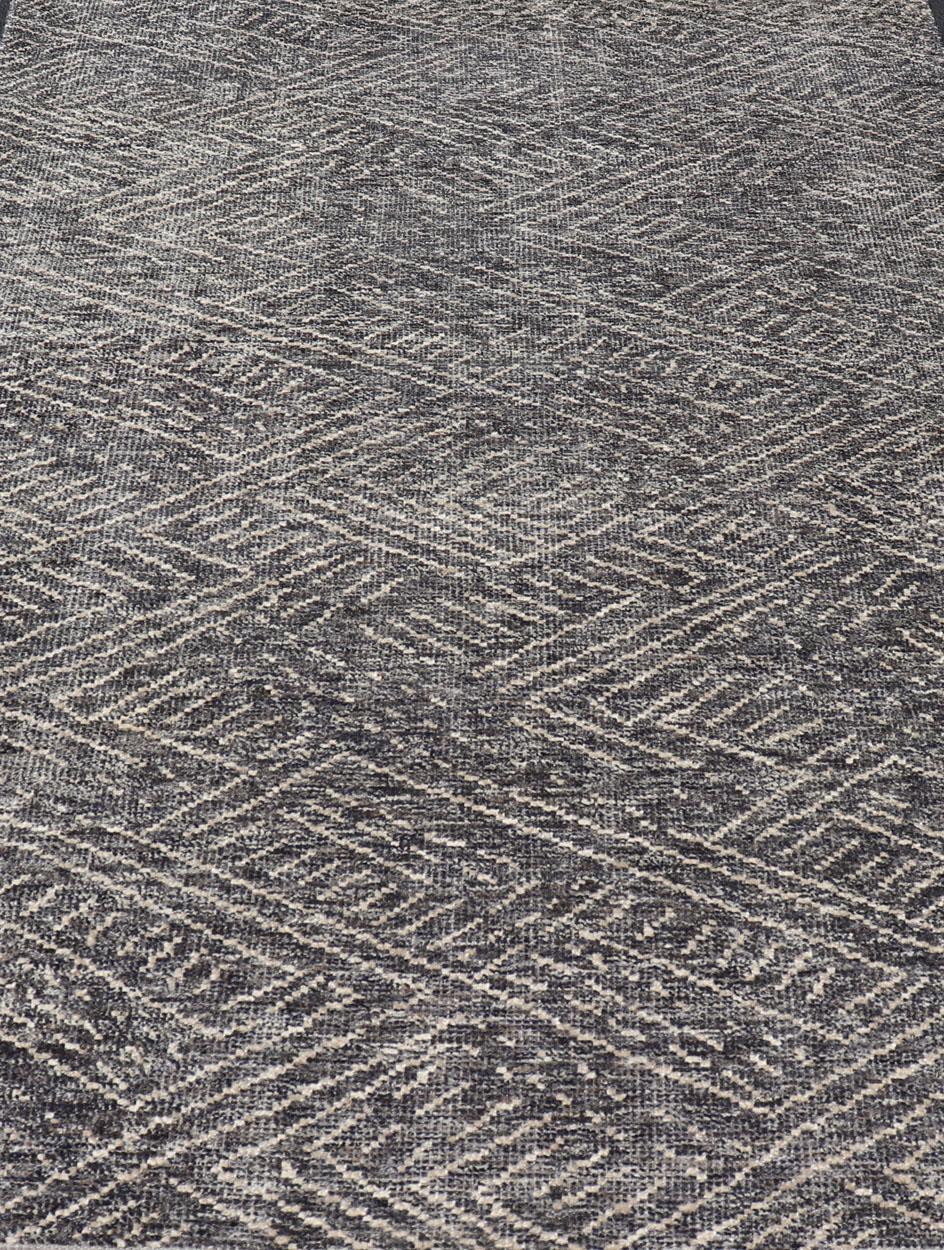 Indischer moderner grau-blauer Teppich mit minimalistischem Crosshatch-Design, indischer Stil (Wolle) im Angebot