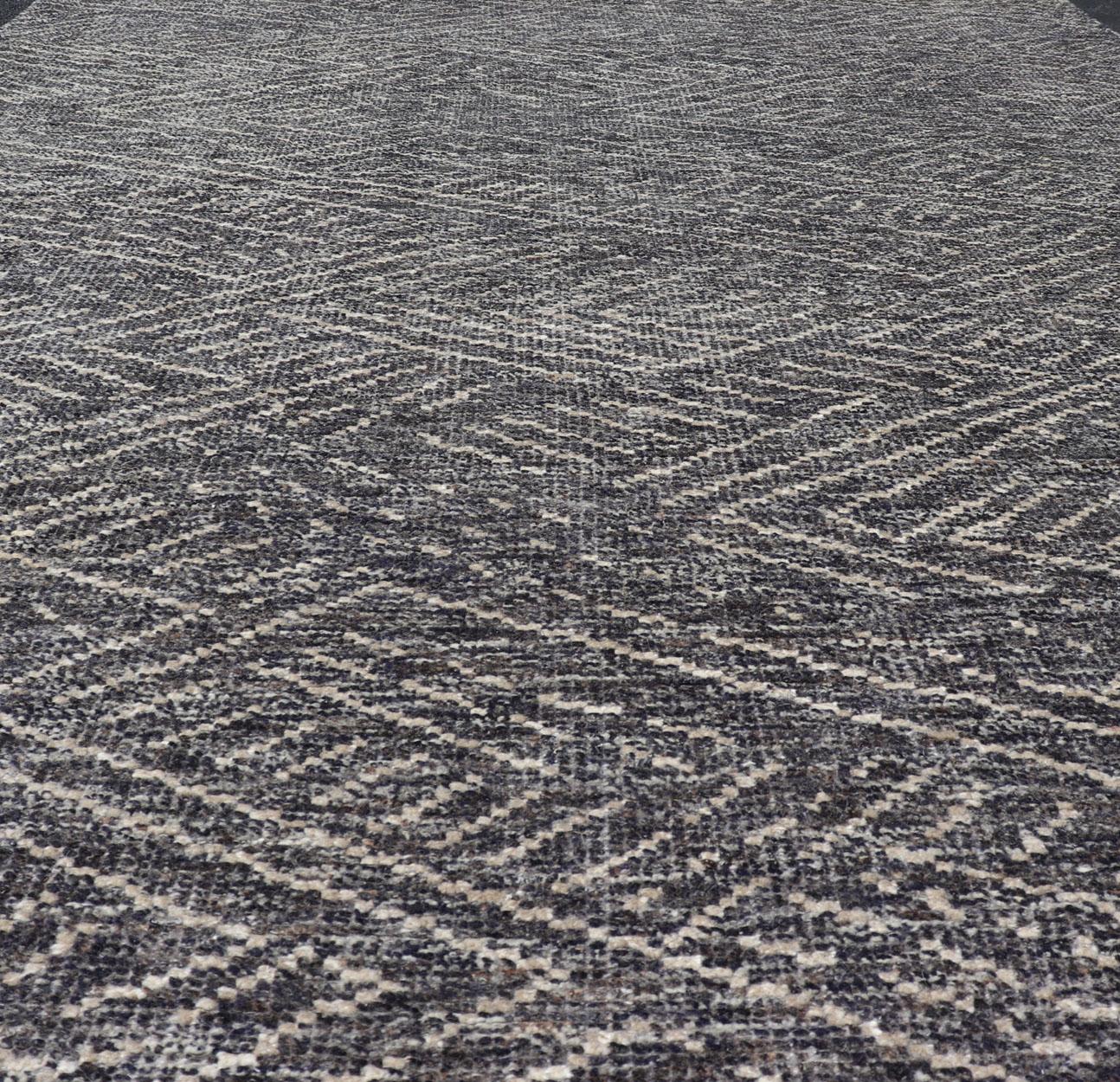 Indischer moderner grau-blauer Teppich mit minimalistischem Crosshatch-Design, indischer Stil im Angebot 1