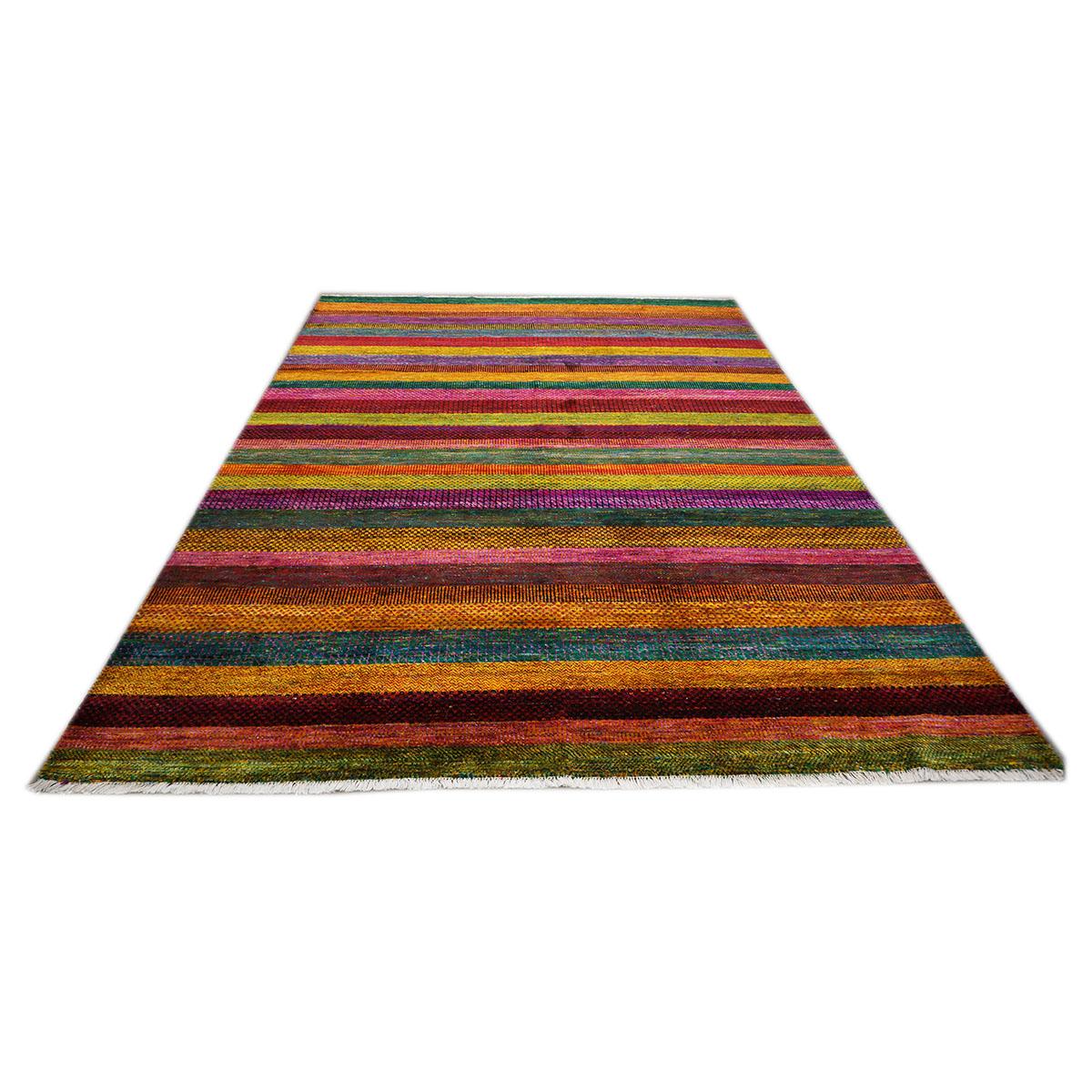  Ashly Fine Rugs présente un tapis Ikat en soie indienne 9x12. Les robes en soie Sari sont collectées, démêlées et les fils sont filés pour obtenir des fils adaptés au tissage de tapis noués à la main. Les variables sont aléatoires quant à