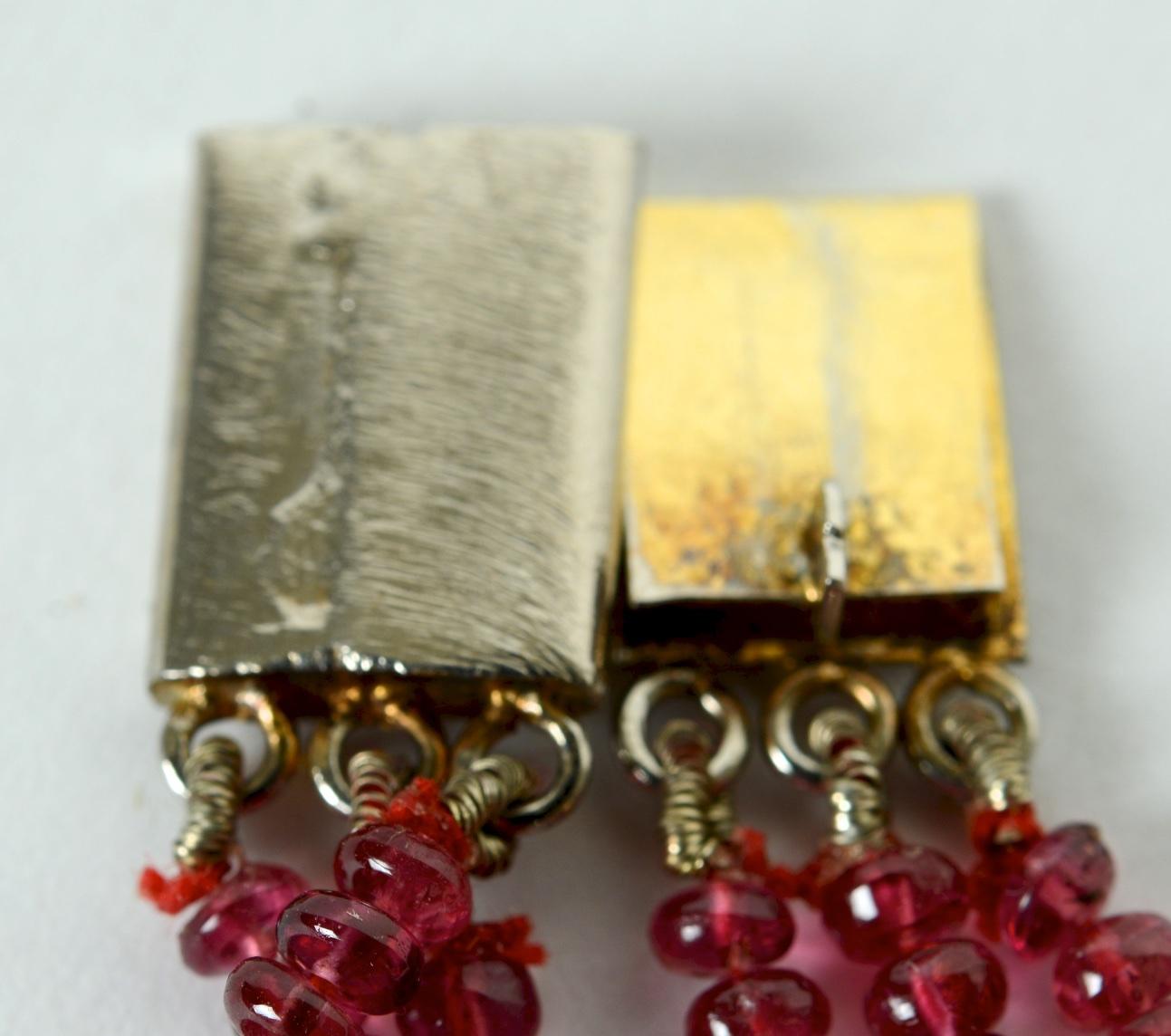 Indischer durchbrochener Anhänger im Mogul-Stil aus Gold mit Diamanten und Rubinen im indischen Mogul-Stil (Rosenschliff) im Angebot