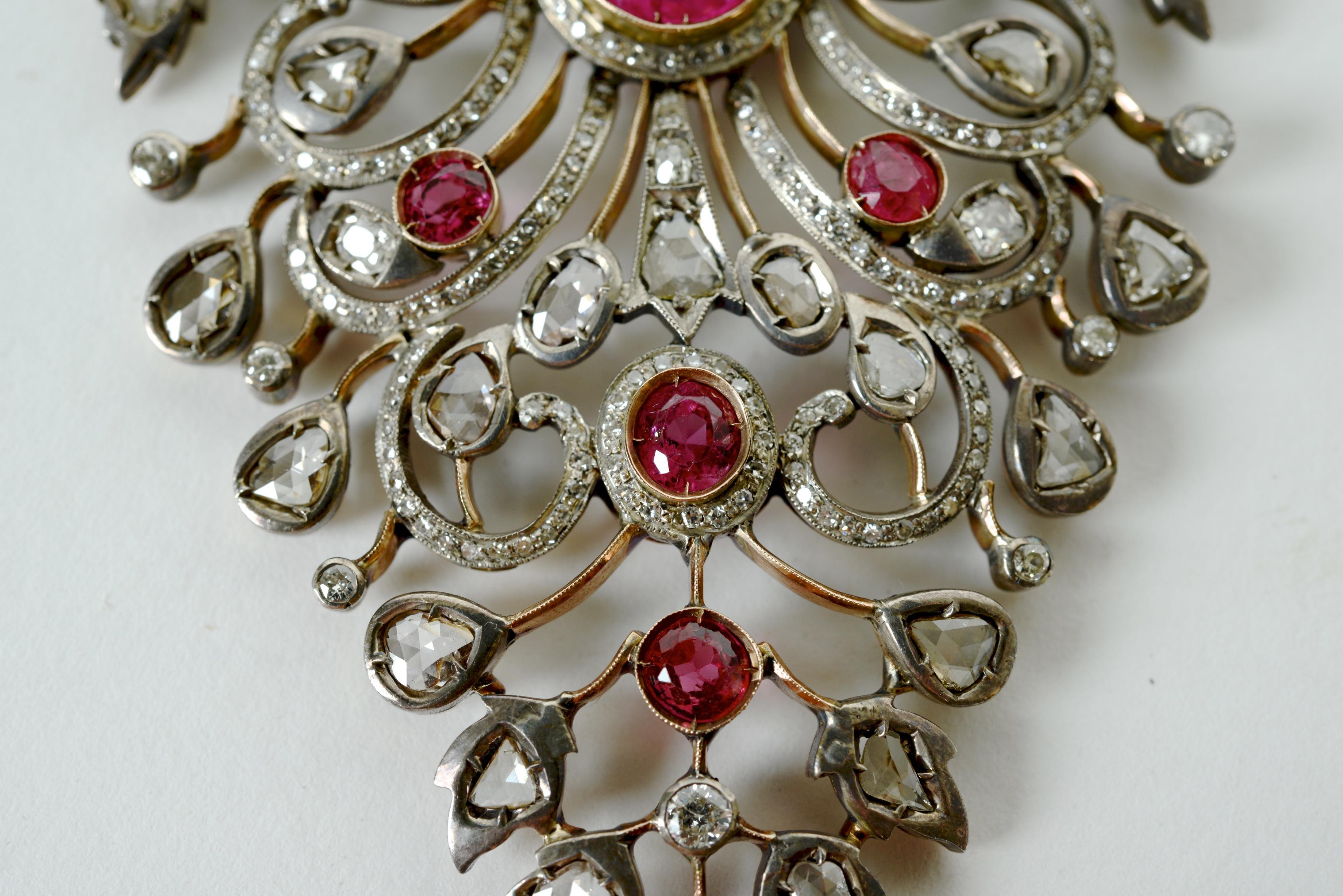 Indischer durchbrochener Anhänger im Mogul-Stil aus Gold mit Diamanten und Rubinen im indischen Mogul-Stil im Zustand „Gut“ im Angebot in valatie, NY
