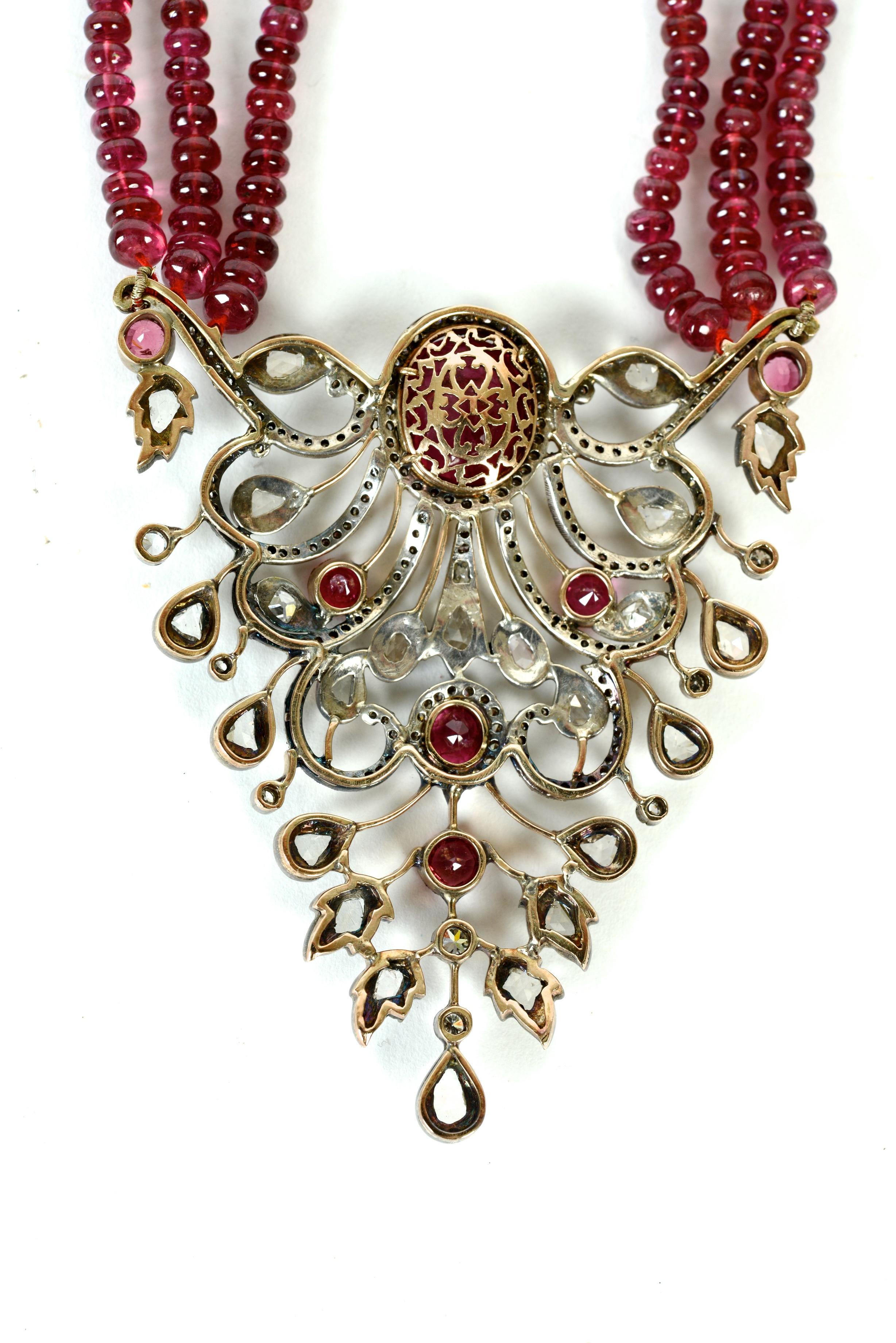 Indischer durchbrochener Anhänger im Mogul-Stil aus Gold mit Diamanten und Rubinen im indischen Mogul-Stil Damen im Angebot