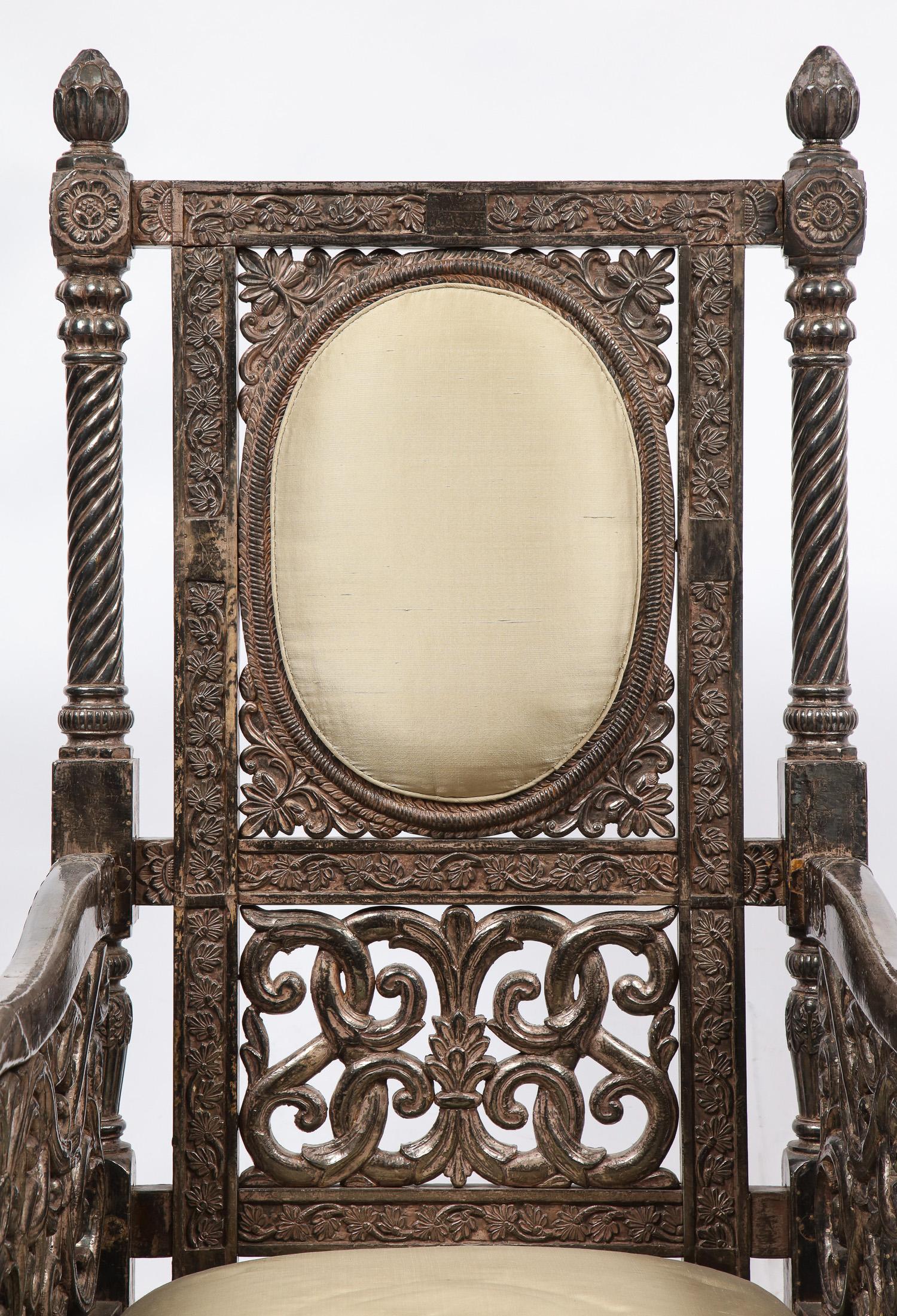 Silla de trono ceremonial dorada de estilo mogol indio para el marajá en venta 8