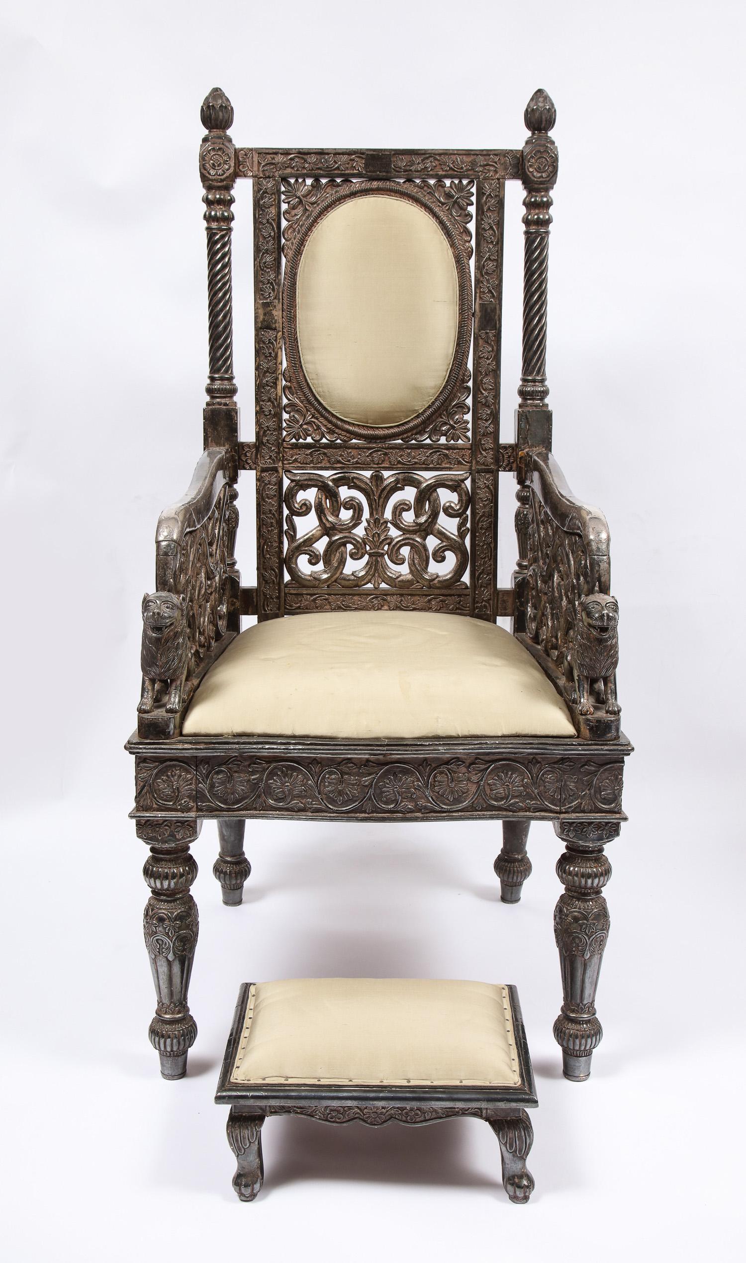 Magnifique et rare fauteuil trône de cérémonie de style Moghol indien, en argent incrusté et doré, fabriqué pour le Maharajah. Ces chaises de trône ont joué un rôle crucial dans la conception de la royauté pour tous les maharadjahs indiens des