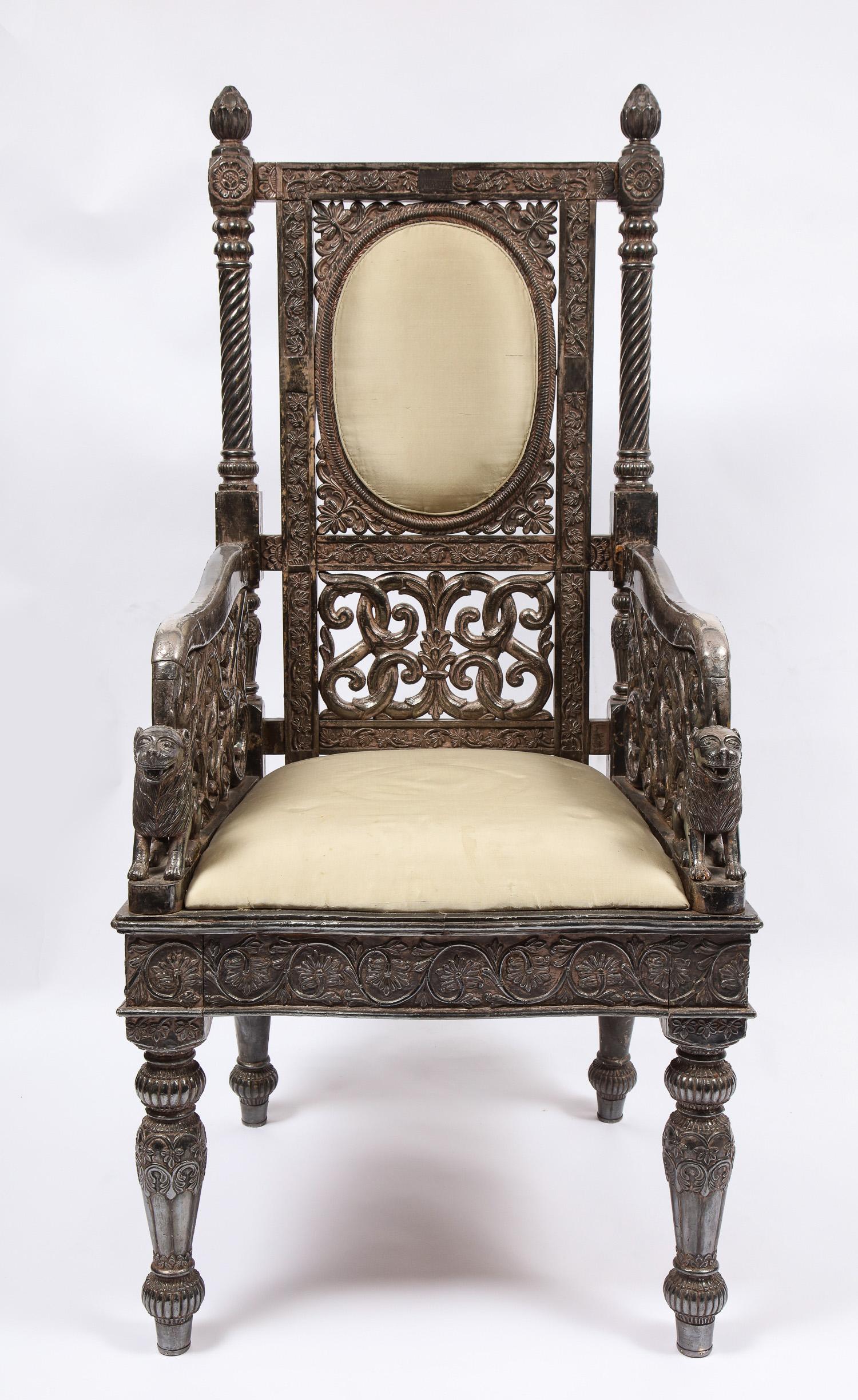 Silla de trono ceremonial dorada de estilo mogol indio para el marajá en venta 13
