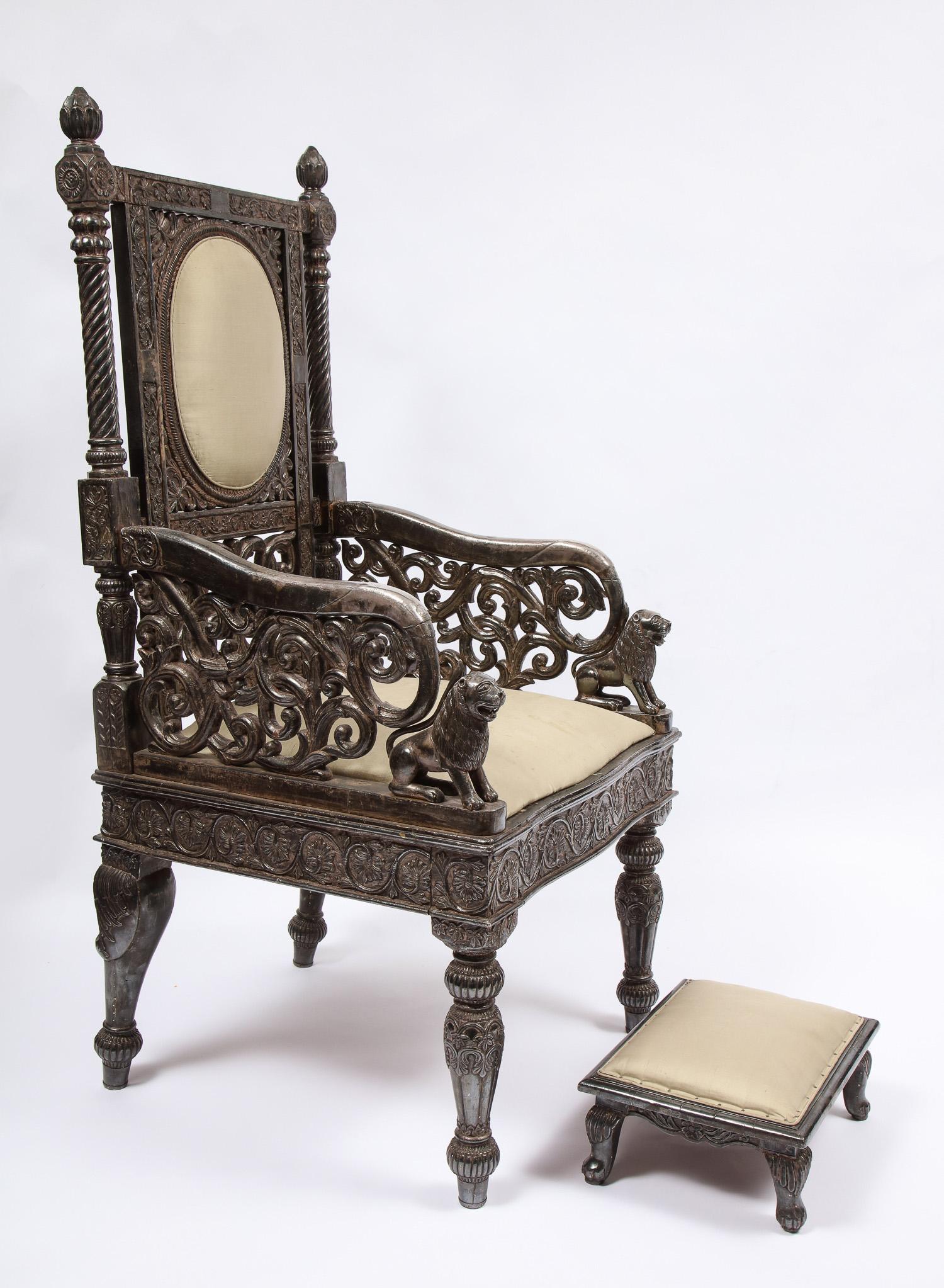 Chaise trône de cérémonie de style Mogul indien en argent doré pour le Maharajah Bon état - En vente à New York, NY