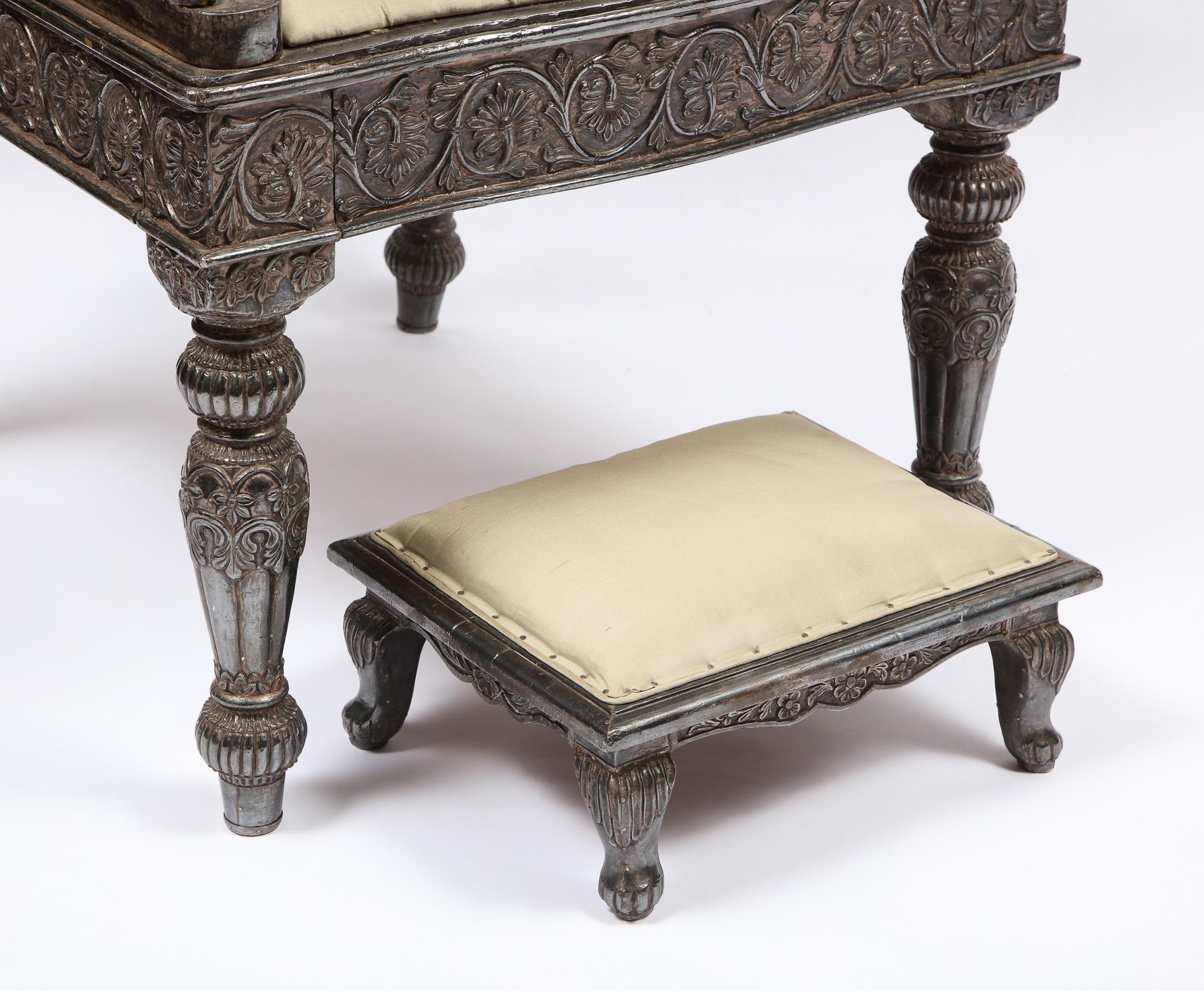 Milieu du XIXe siècle Chaise trône de cérémonie de style Mogul indien en argent doré pour le Maharajah en vente