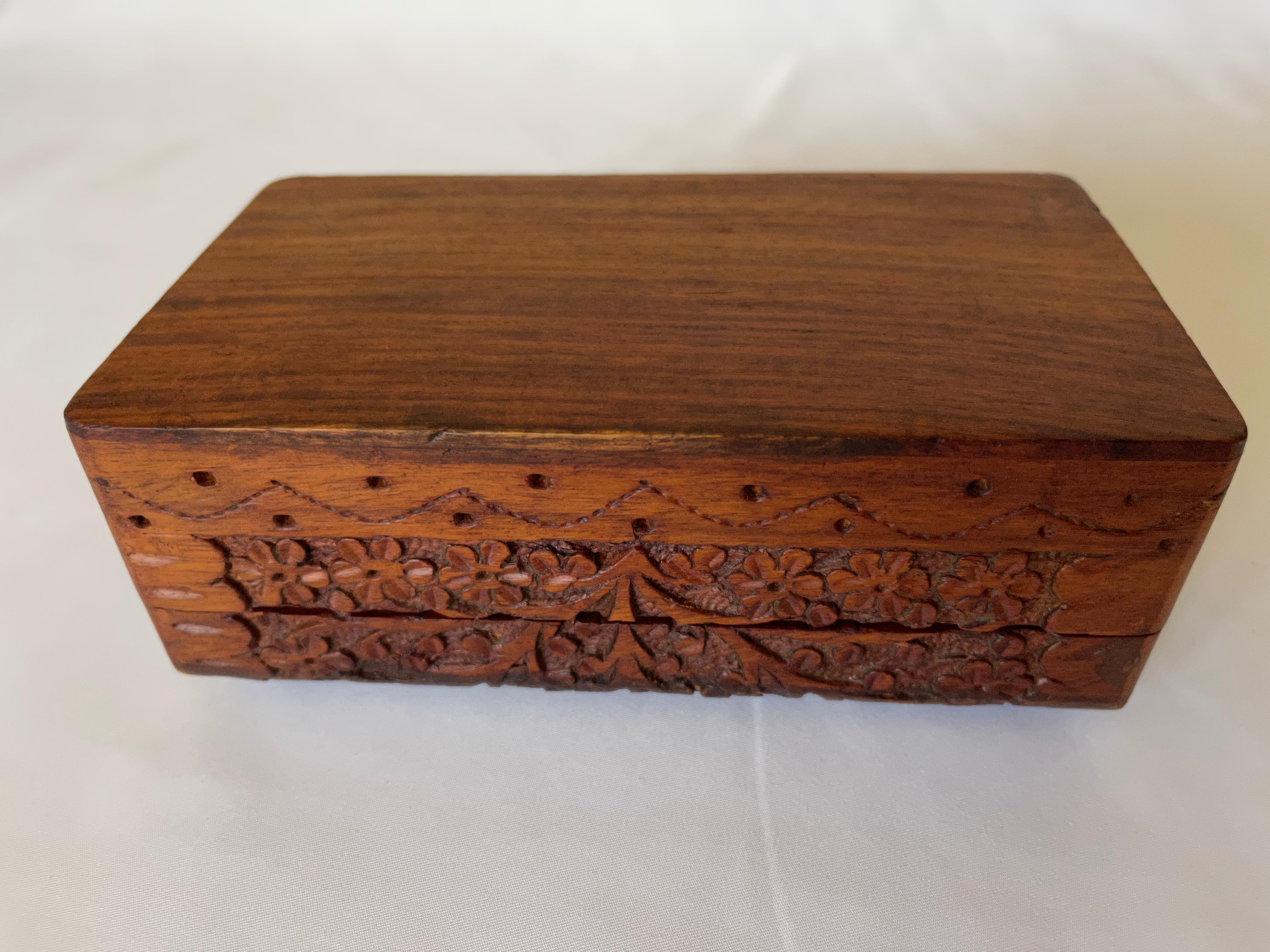 Boîte indienne moghole à motifs floraux en bois de teck massif sculpté à la main en vente 2