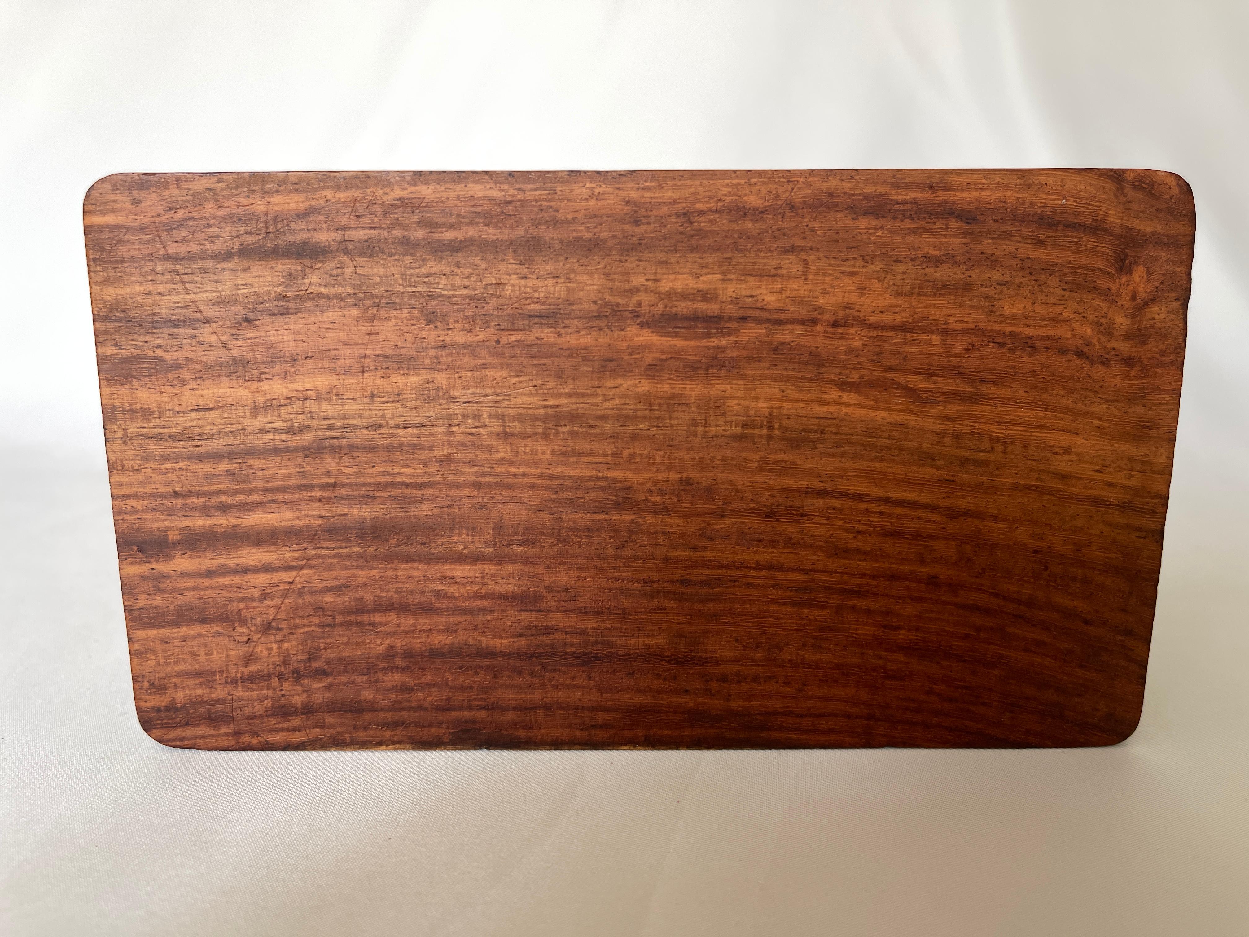 Boîte moghole indienne à motifs floraux sculptés à la main en bois de teck massif en vente 2