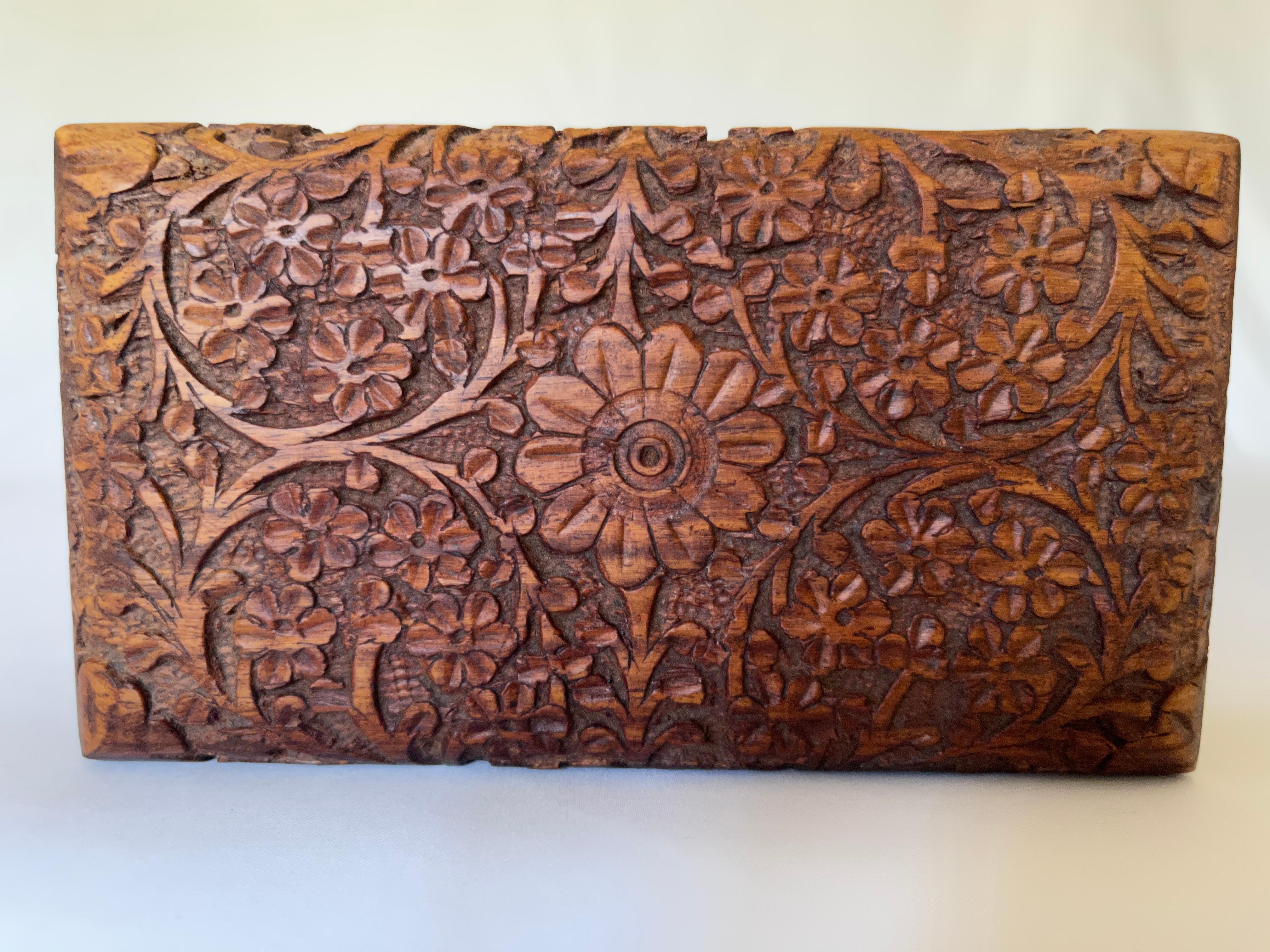 Boîte à bijoux indienne en bois de teck massif à motif floral moghol, sculptée à la main de manière complexe, avec dessus à charnière, vers les années 1960. Sculpture ornée sur le dessus et les quatre côtés autour.