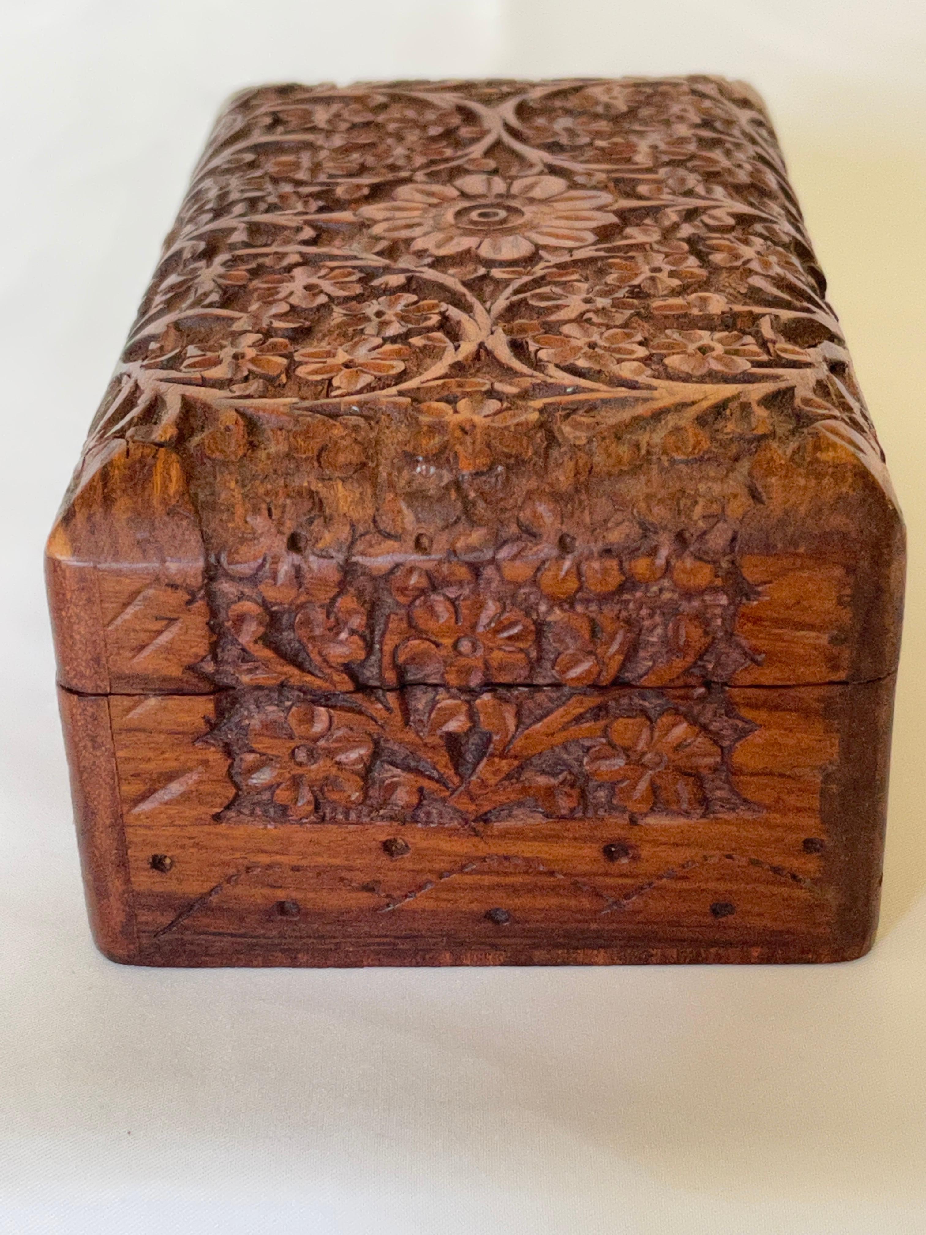 Agra Boîte moghole indienne à motifs floraux sculptés à la main en bois de teck massif en vente