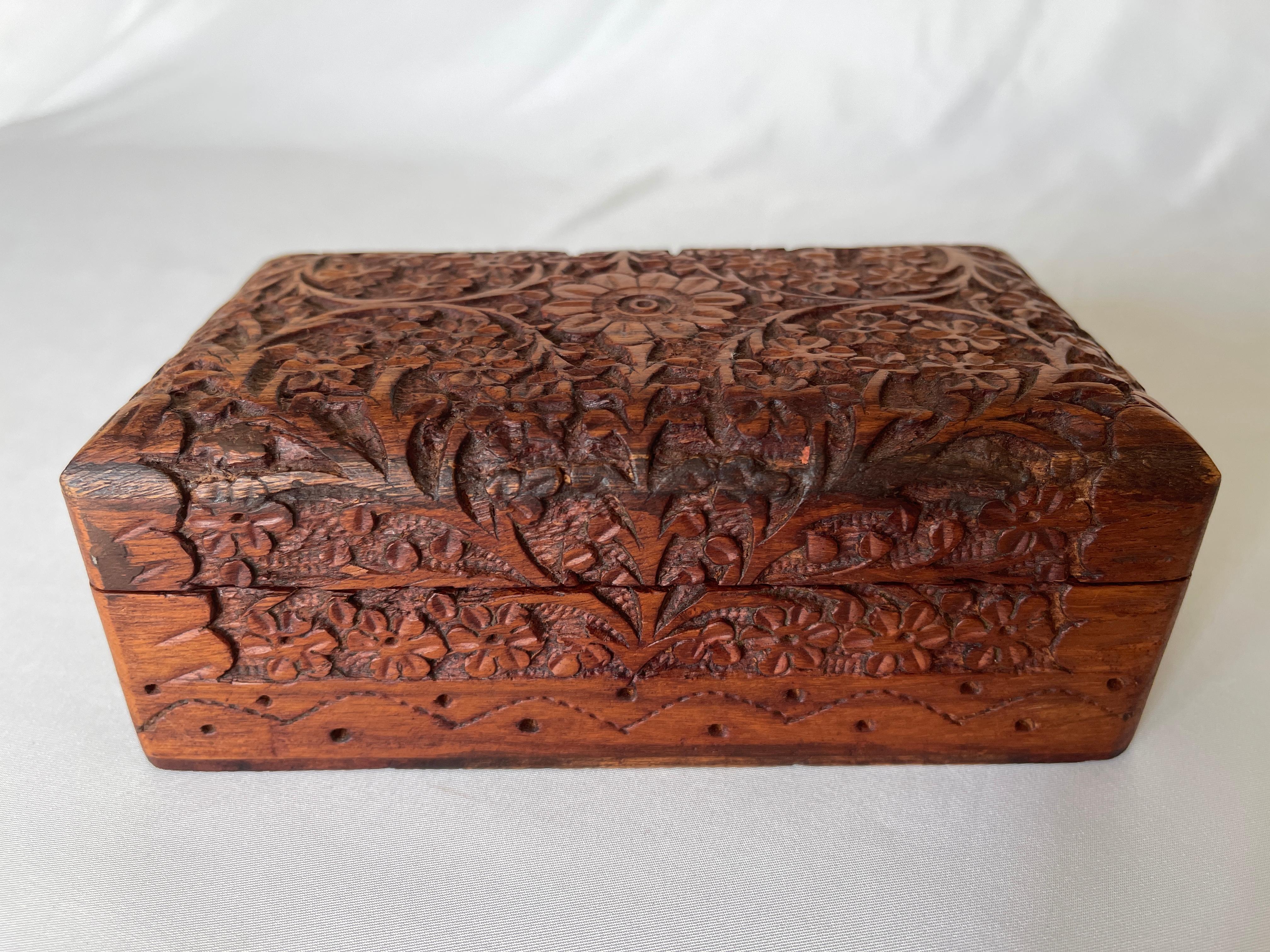 Boîte indienne moghole à motifs floraux en bois de teck massif sculpté à la main Excellent état - En vente à New York, NY