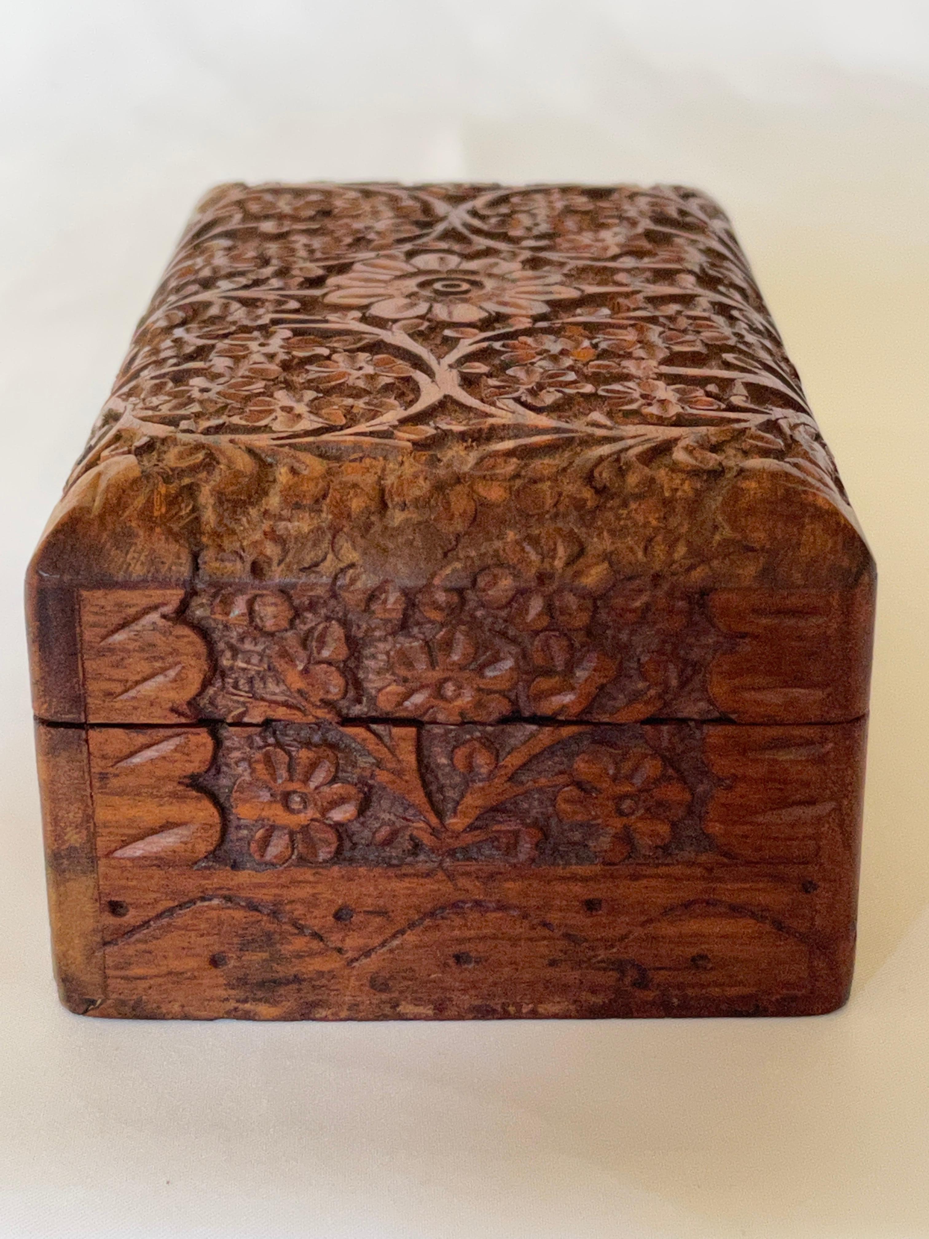 Indian Mughal Floral Design Hand Carved Solid Teak Wood Box In Excellent Condition For Sale In New York, NY
