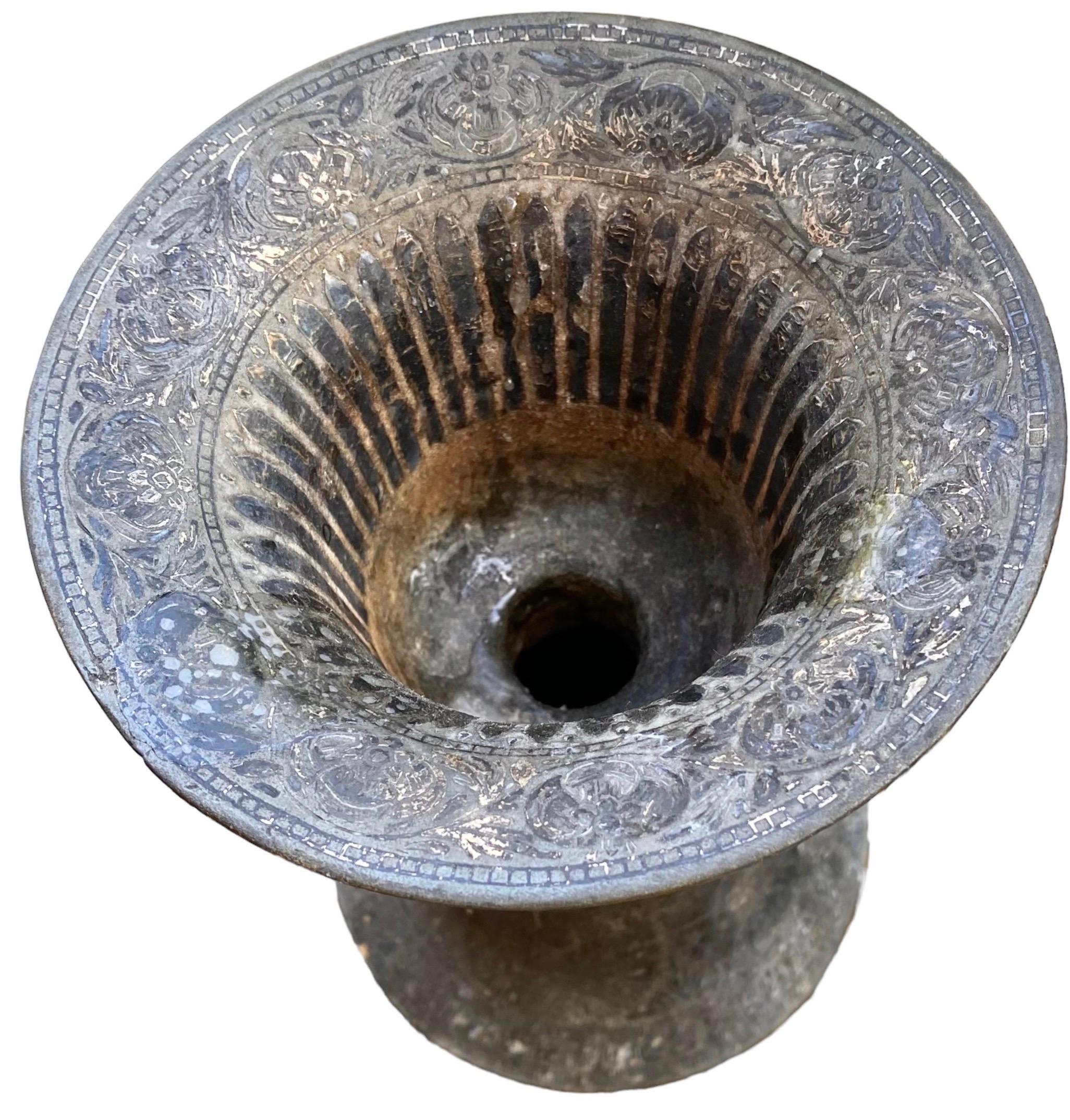 Indischer Bidri-Spittoon mit Silberintarsien im Mughal-Stil (Handgefertigt) im Angebot