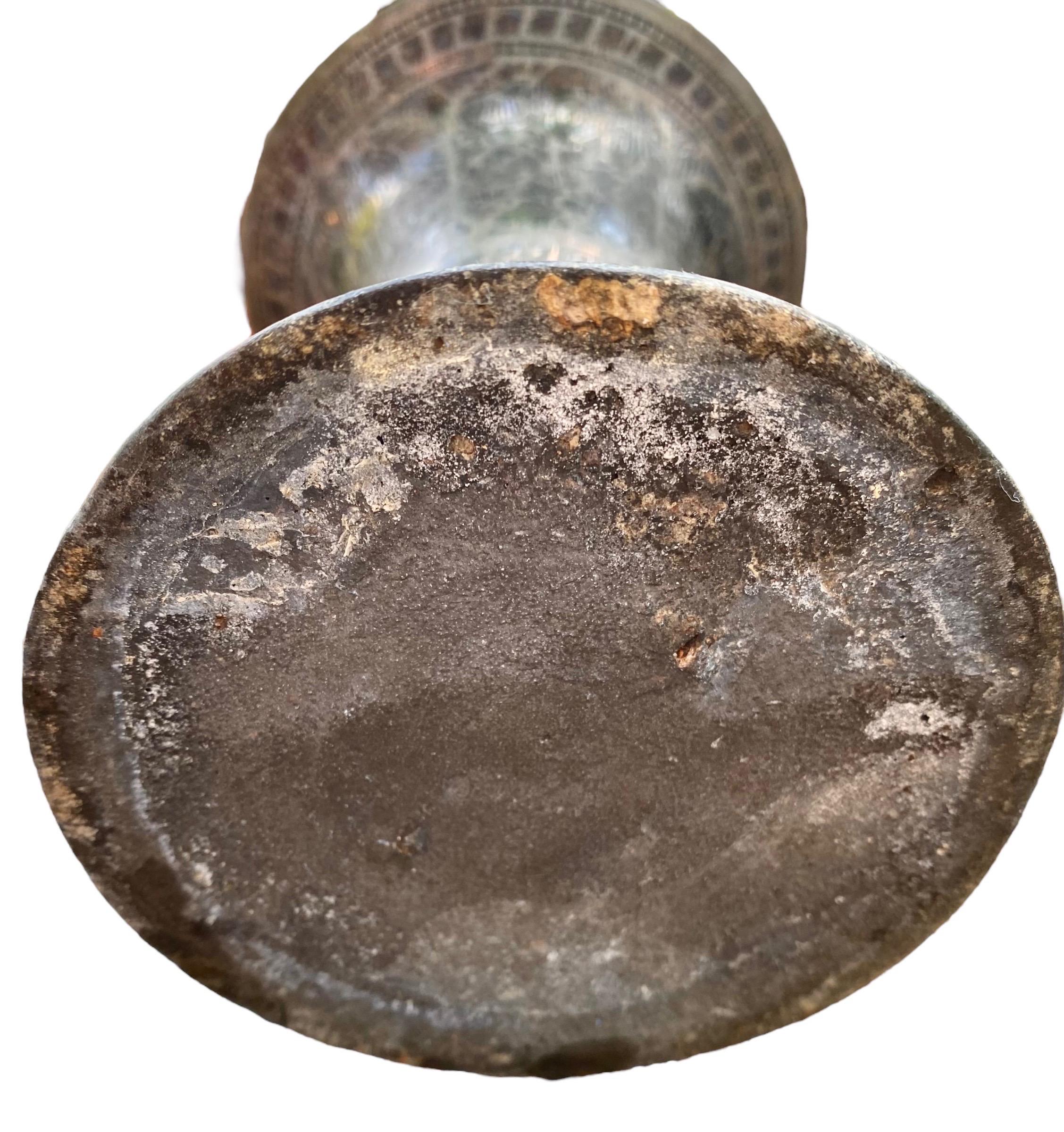 Indischer Bidri-Spittoon mit Silberintarsien im Mughal-Stil (18. Jahrhundert und früher) im Angebot