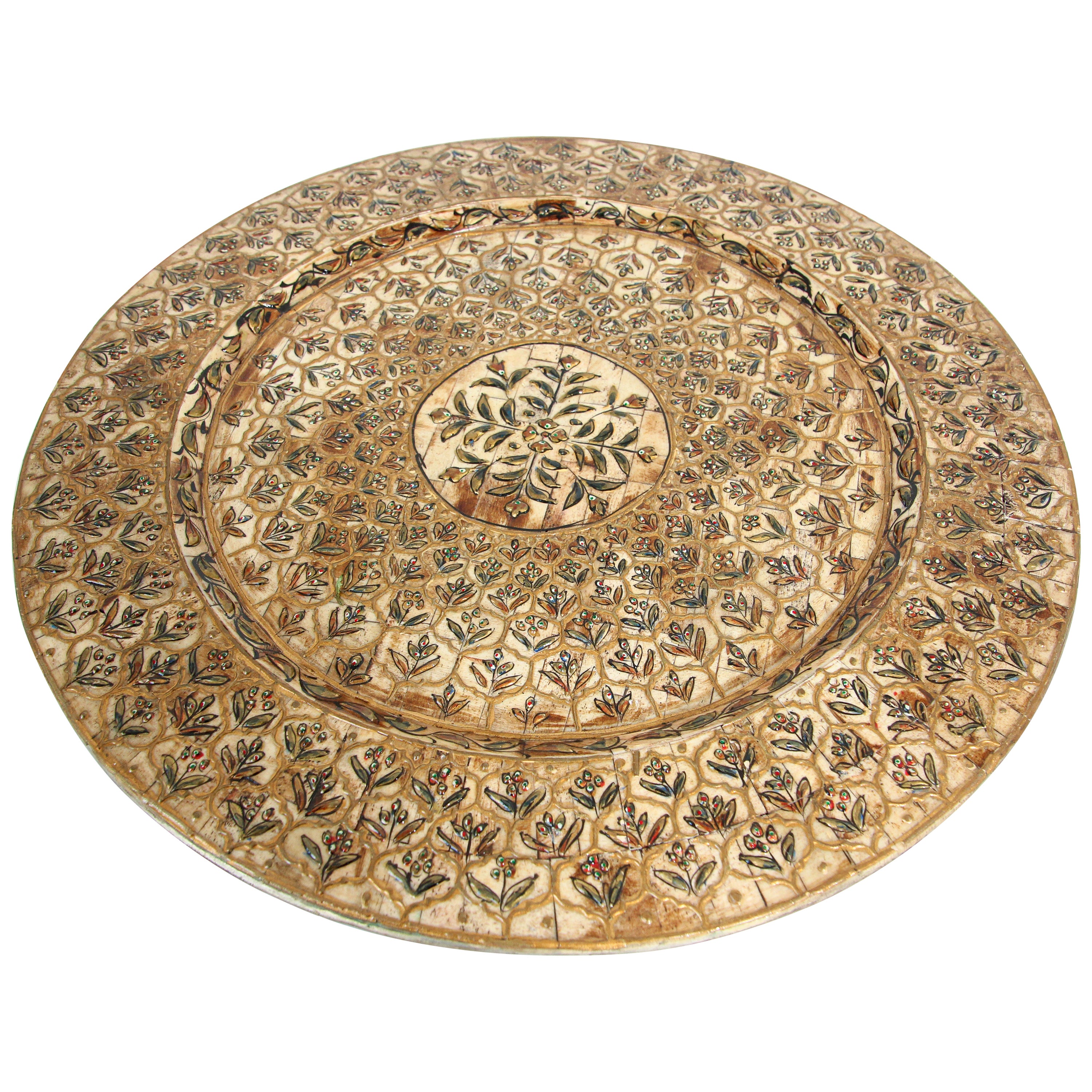 Plat en métal peint à la main et superposé de style moghol indien avec un motif floral Meenakari doré et polychrome.
Magnifique plat décoratif vintage recouvert d'os, gravé et peint à la main de motifs géométriques mauresques et d'arabesques du Raj