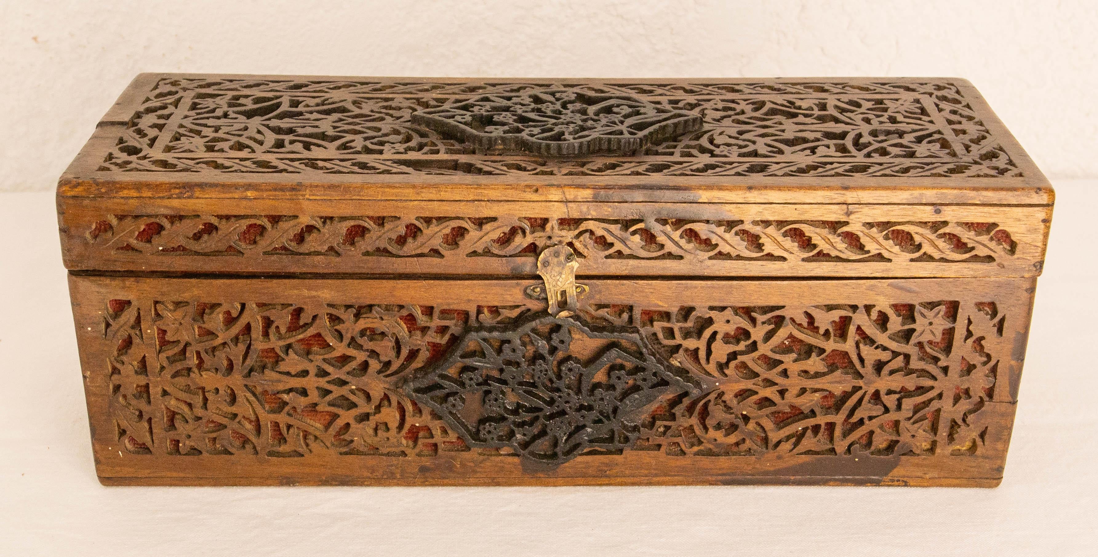 Openwork teak box made in India at the end of the 19th century. The interior is lined with velvet.
Over the course of its long history, this box has sometimes been glued back together, but all materials are original. This explains the few missing