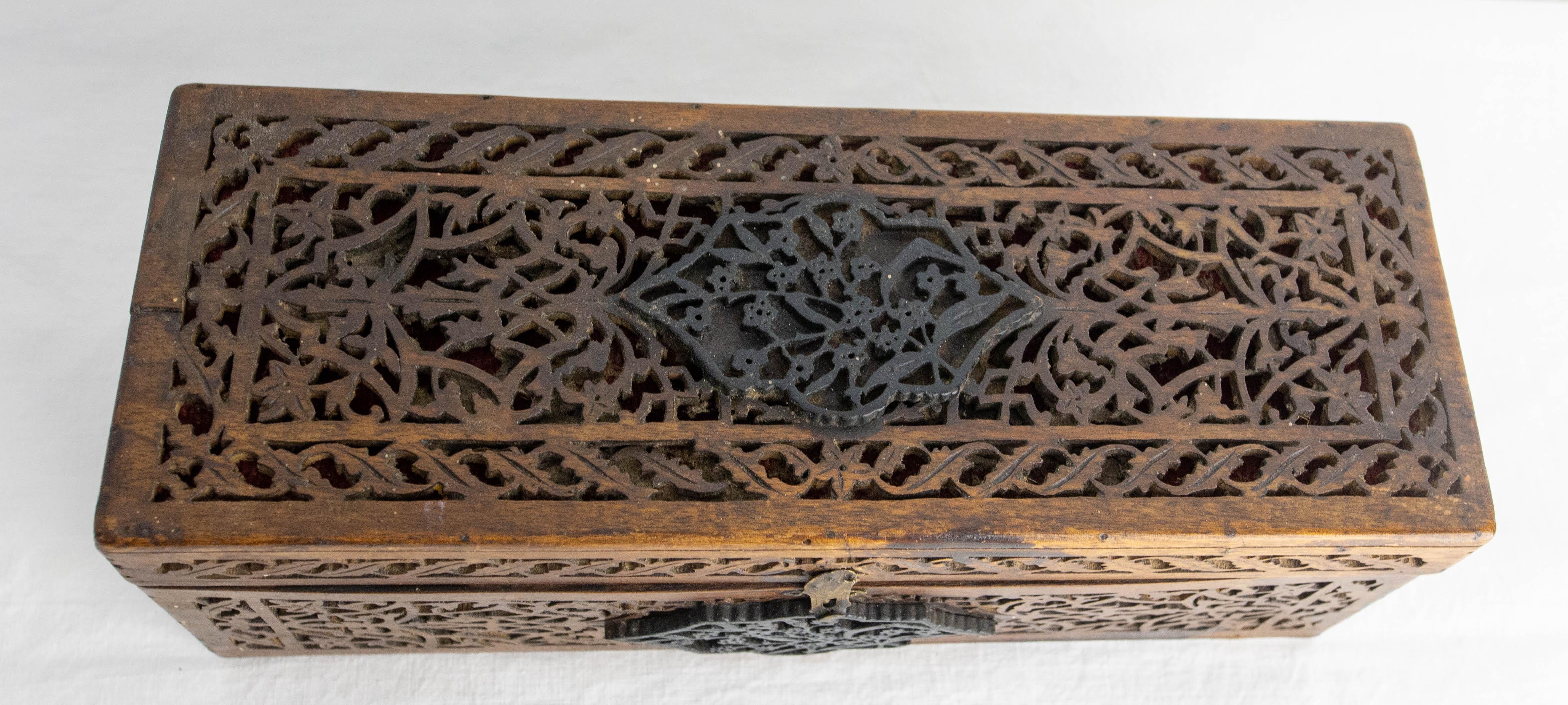 Indian Openwork Teak Box, Late 19th Century In Good Condition For Sale In Labrit, Landes