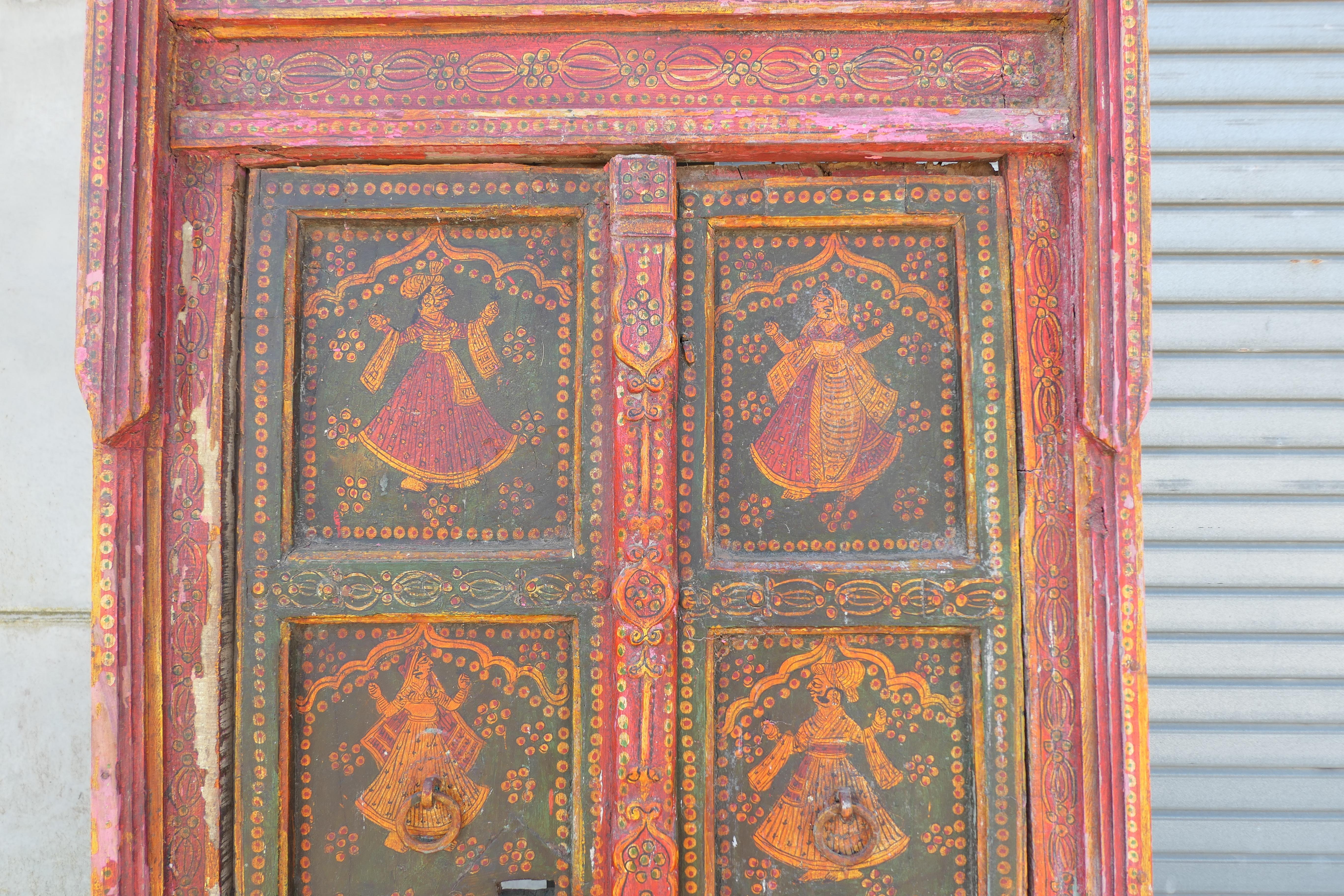Anglo-indien Portes indiennes peintes dans leur cadre d'origine, art mural en vente