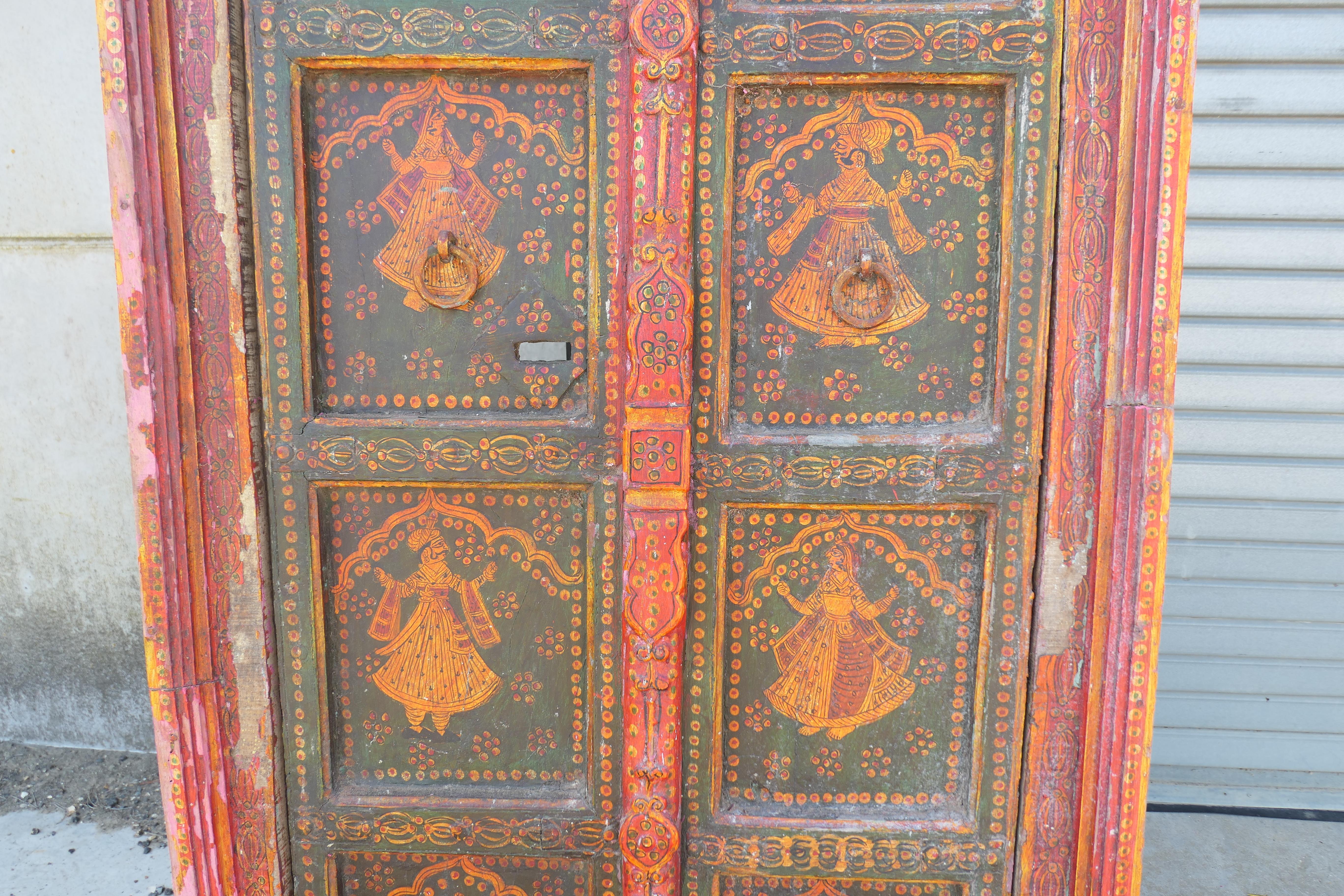 Portes indiennes peintes dans leur cadre d'origine, art mural Bon état - En vente à Godshill, Isle of Wight