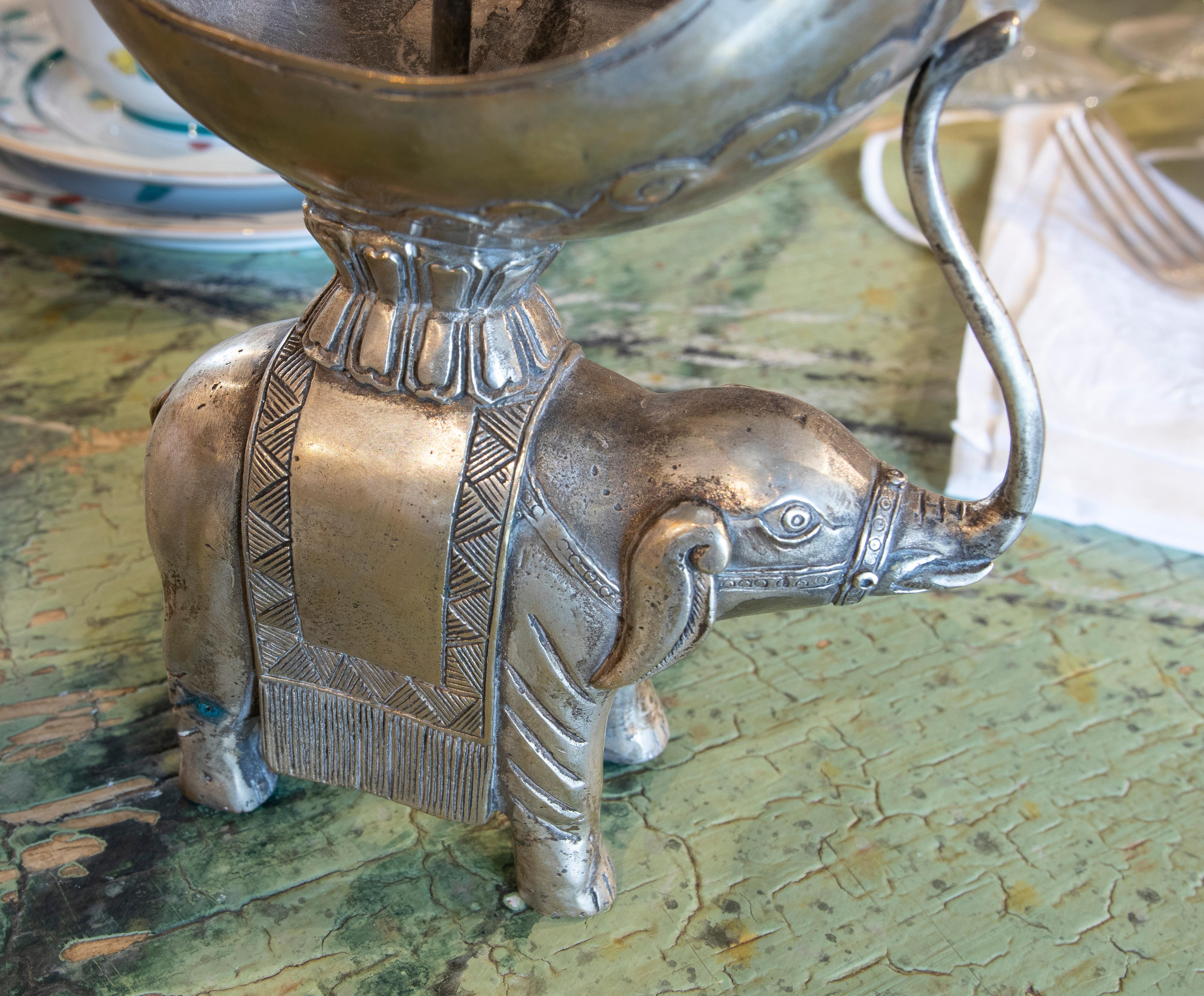 Paar indische versilberte Elefanten-Kerzenständer aus Bronze im Angebot 8