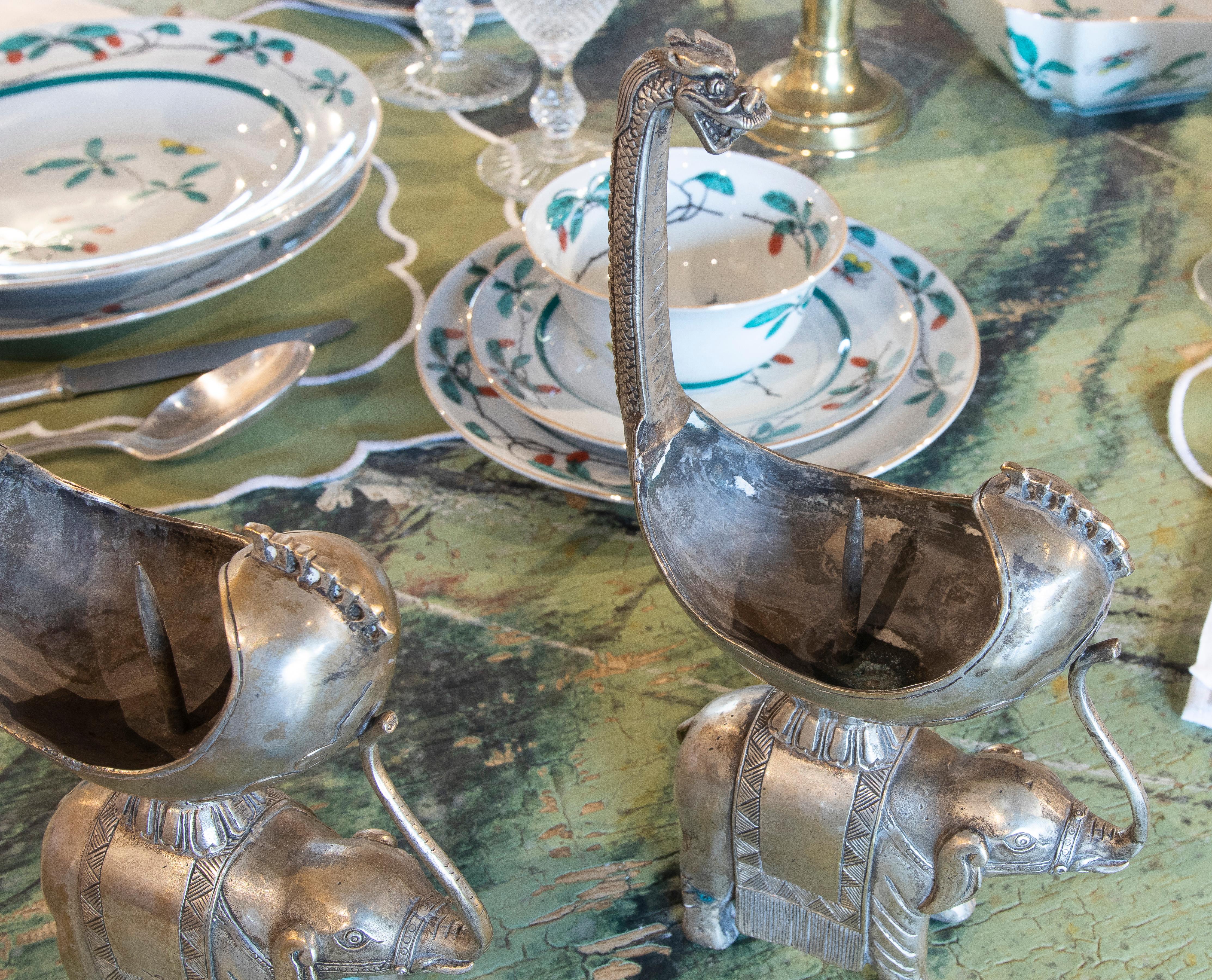 Paar indische versilberte Elefanten-Kerzenständer aus Bronze im Angebot 9