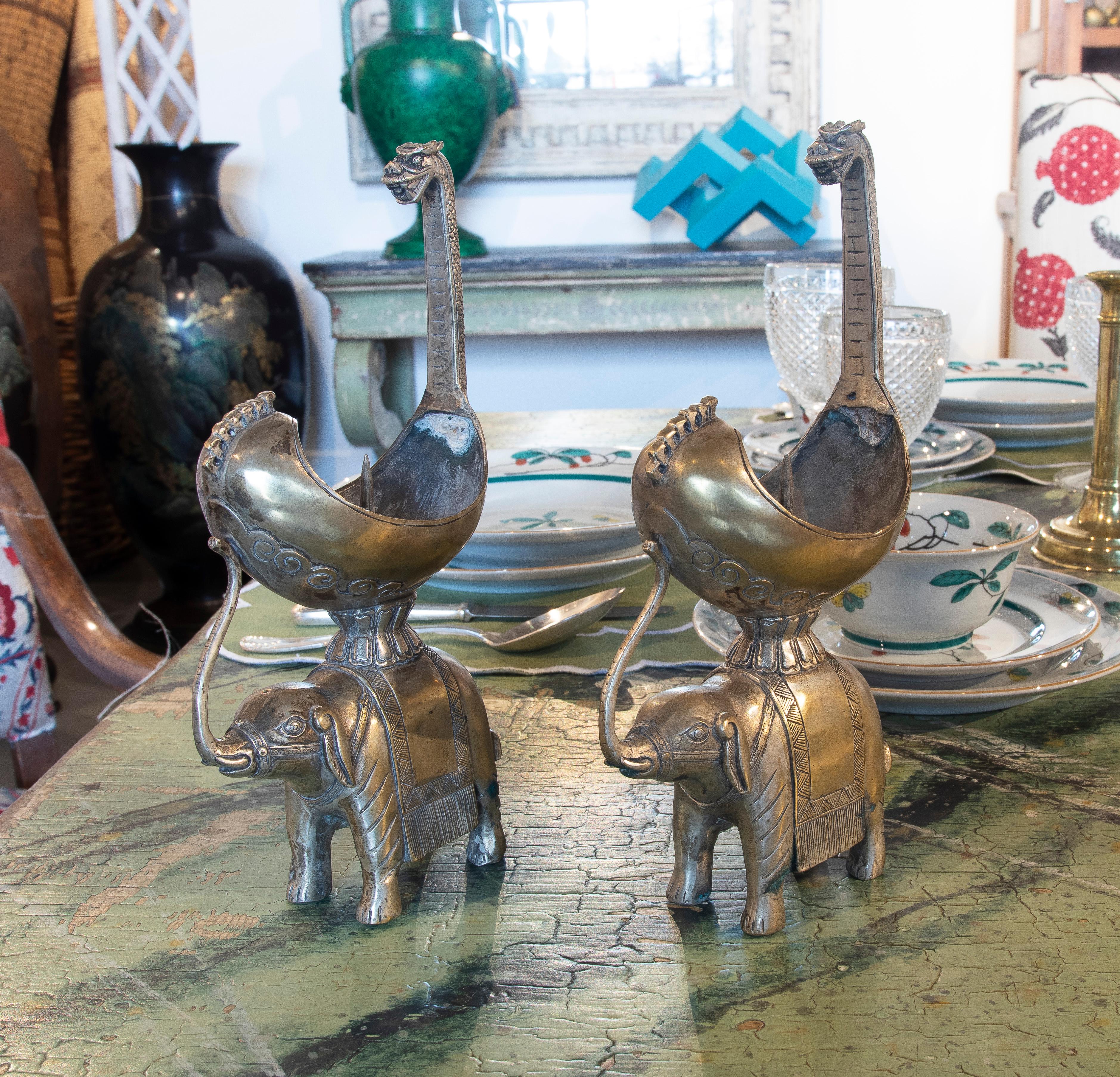 Paar indische versilberte Elefanten-Kerzenständer aus Bronze (Indisch) im Angebot