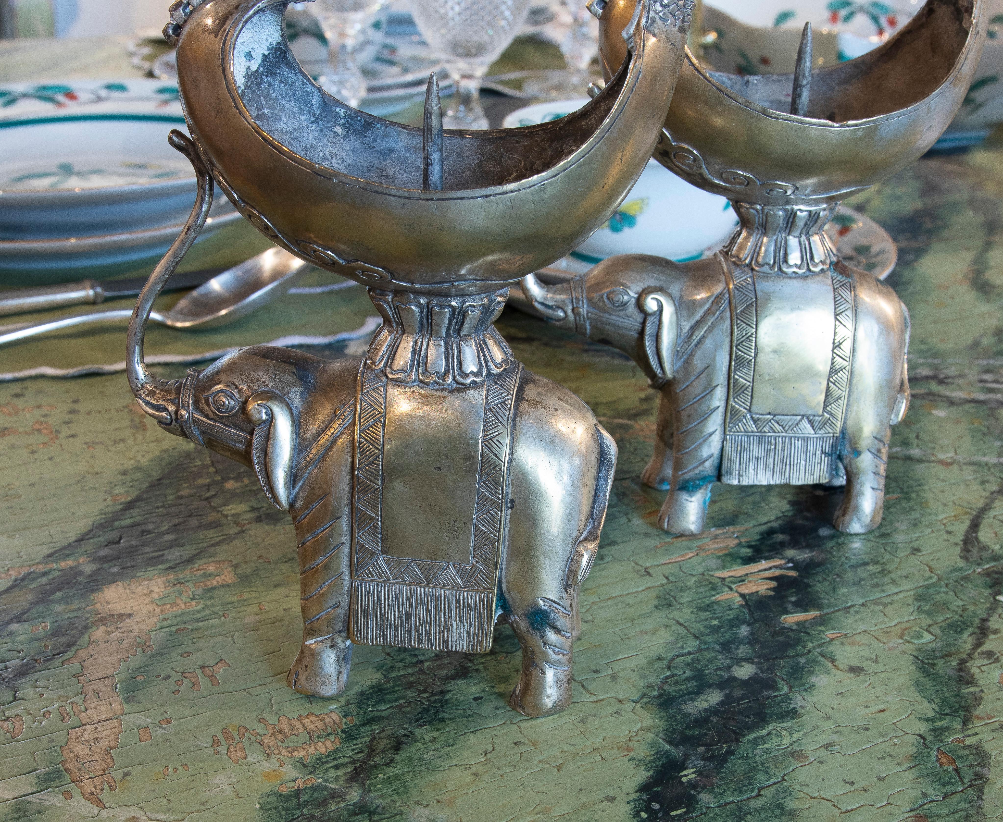 Bronze Paire de chandeliers indiens éléphants en bronze plaqué argent en vente