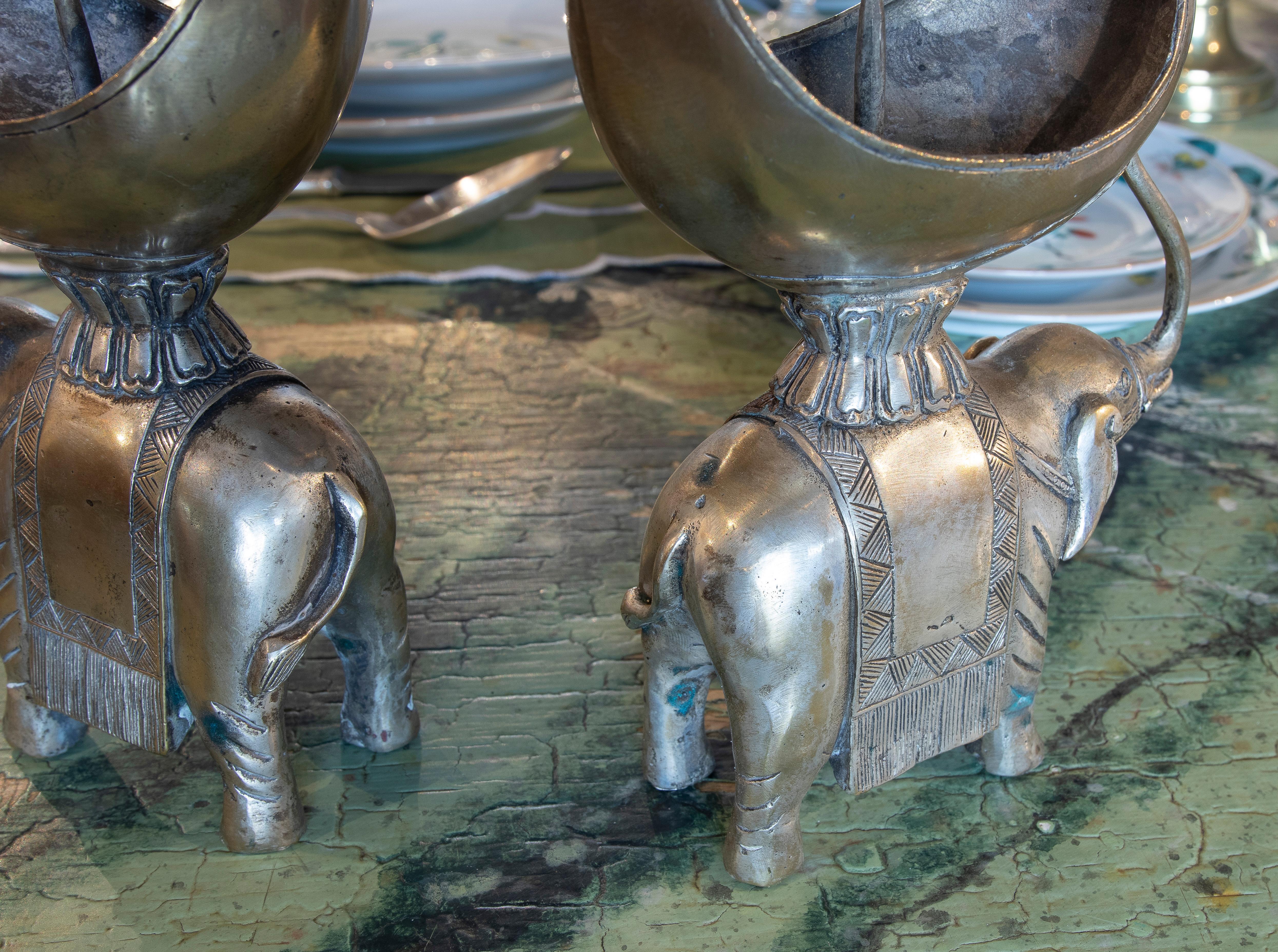 Paar indische versilberte Elefanten-Kerzenständer aus Bronze im Angebot 2