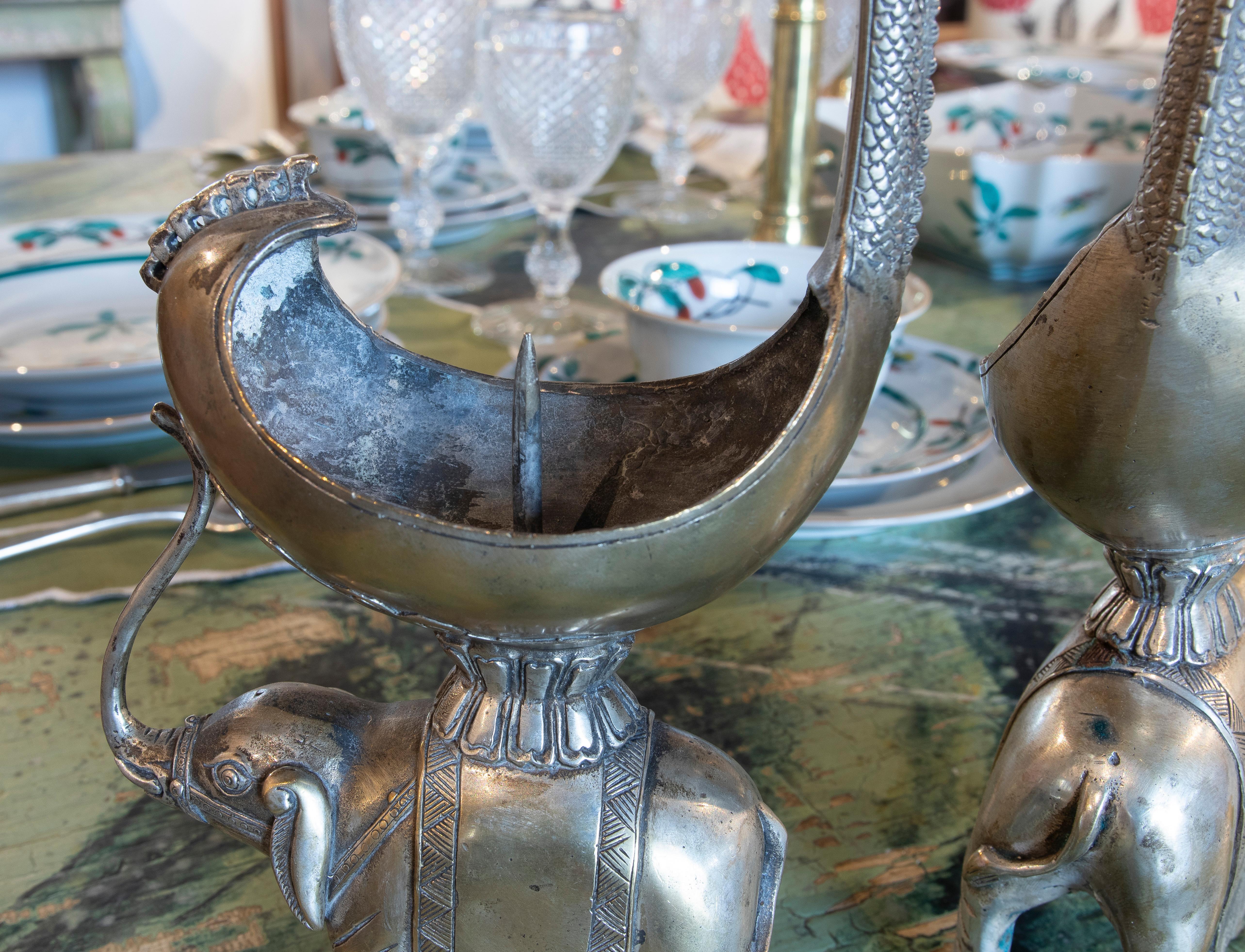 Paire de chandeliers indiens éléphants en bronze plaqué argent en vente 3