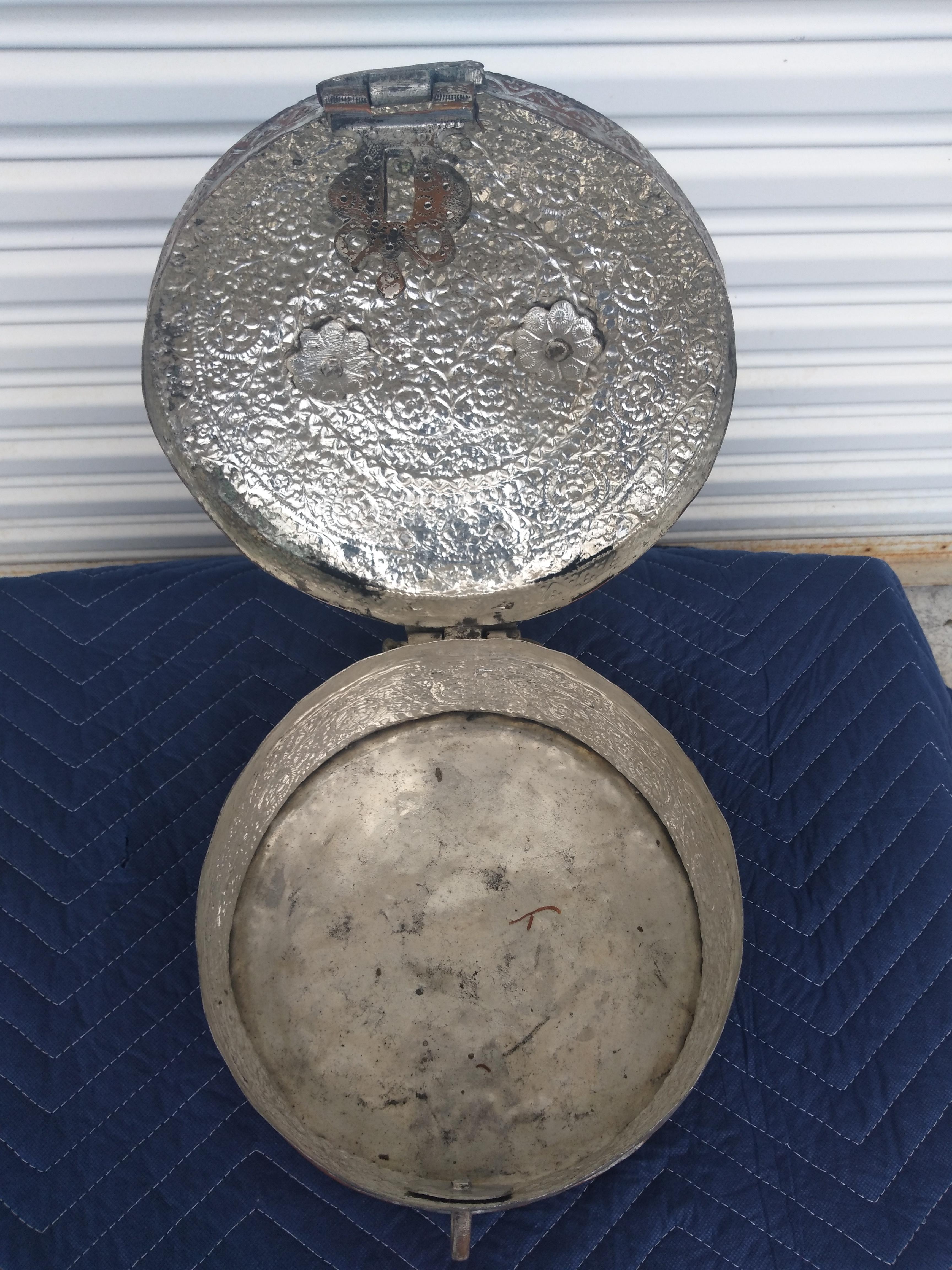 Se trata de una caja de conservas vintage procedente de la India. Se llama caja Pan Daen Mughai. Está hecha de metal artesanal y tiene bisagras y pestillo de metal muy pesado. 

Un complemento decorativo muy bonito.