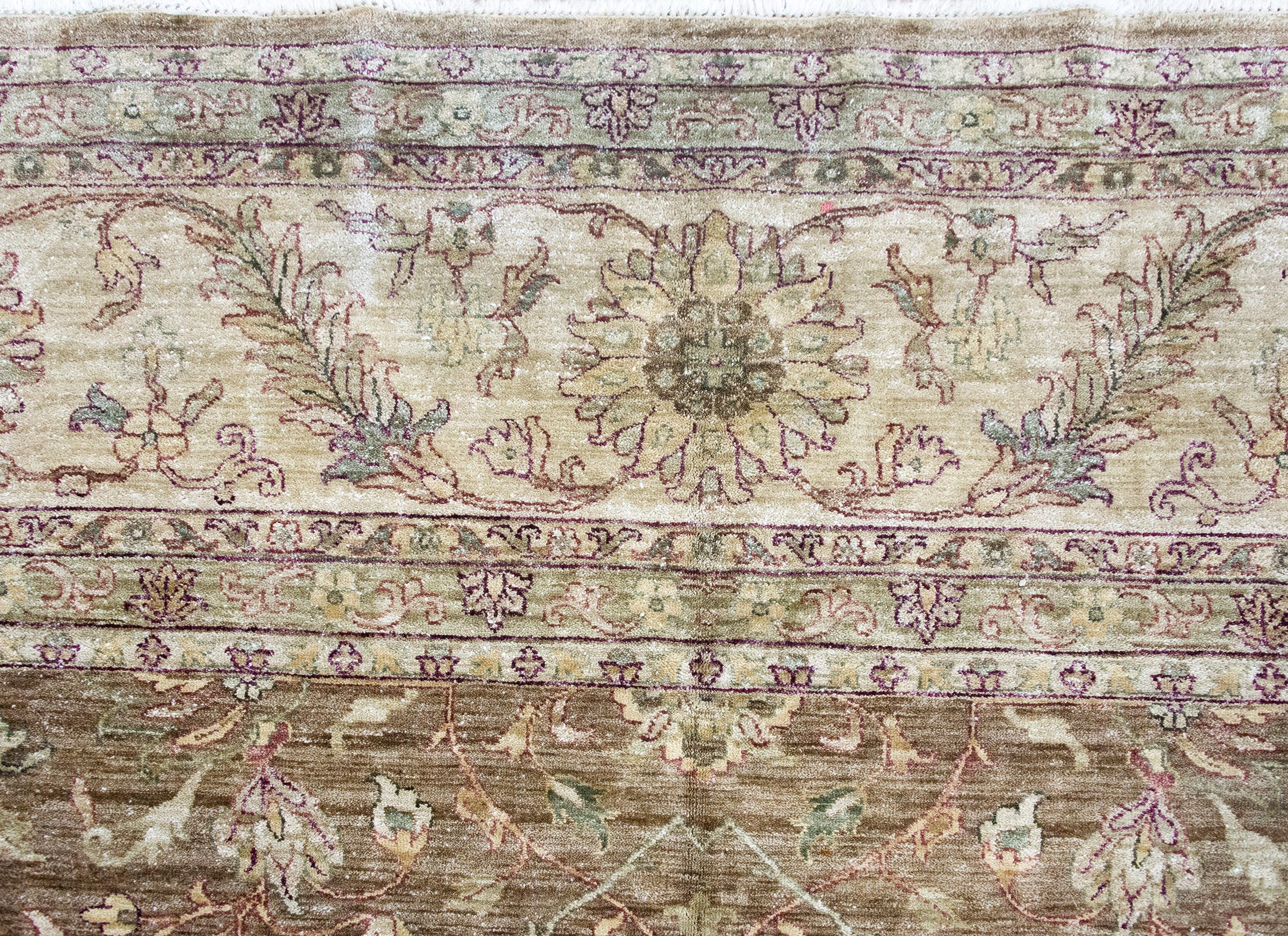 Tapis indien Peshawar tissé avec un motif inspiré de Ziegler en vente 2