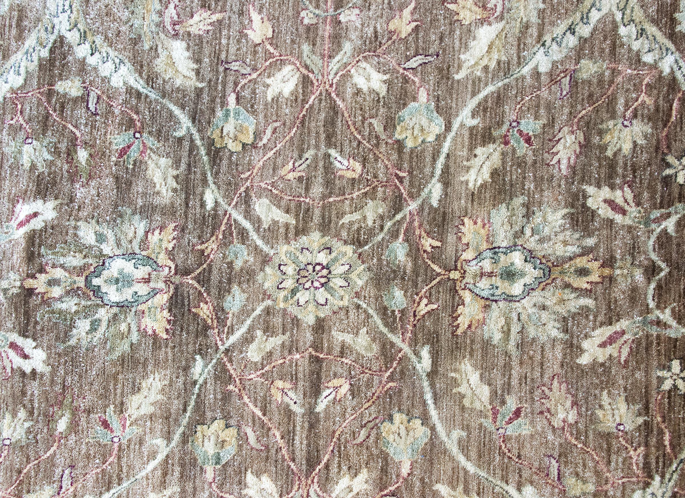 Tapis indien Peshawar tissé avec un motif inspiré de Ziegler en vente 3