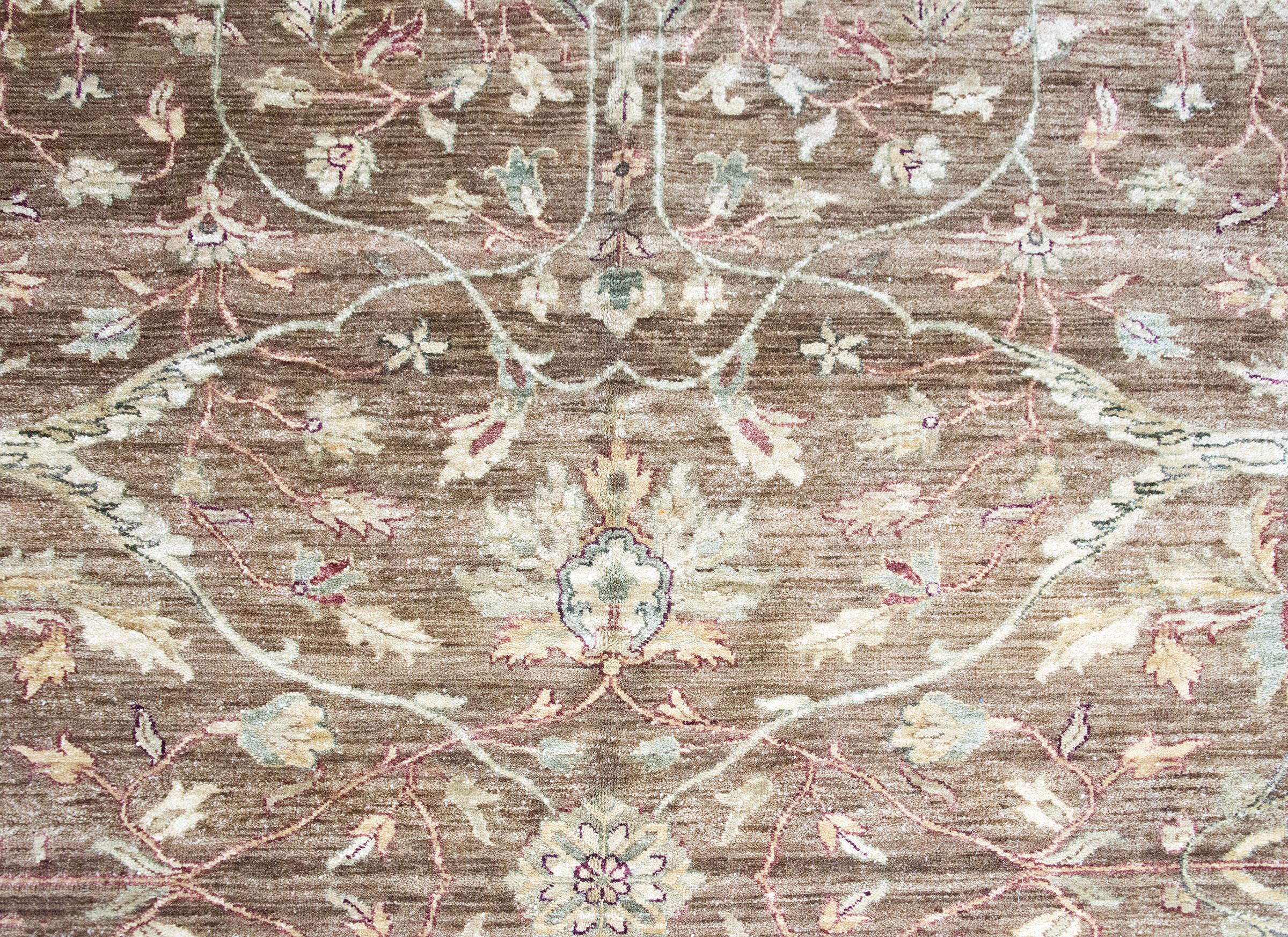 Tapis indien Peshawar tissé avec un motif inspiré de Ziegler en vente 1