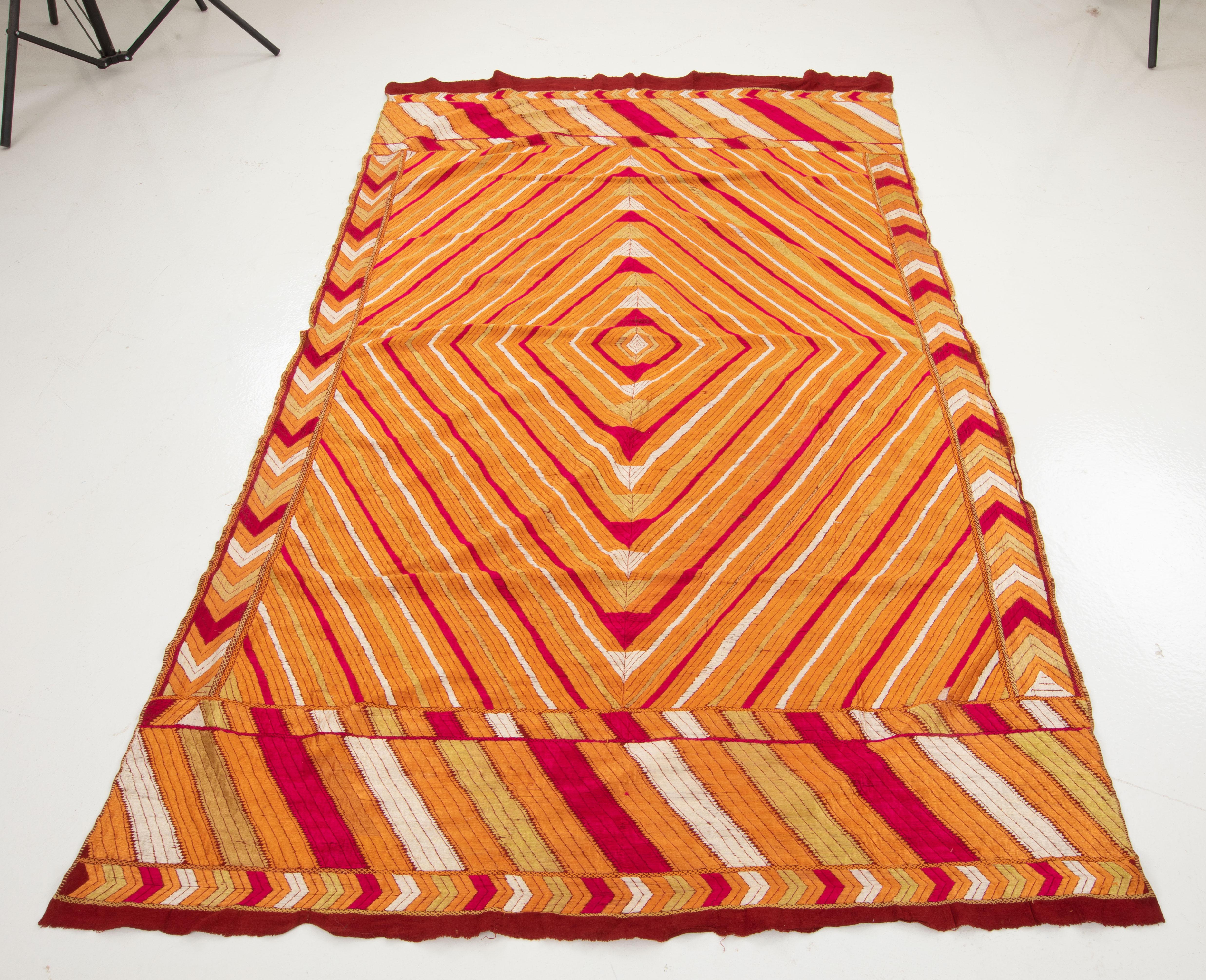 Indischer Phulkari-Hochzeitsschal, frühes 20. Jahrhundert. (Bestickt) im Angebot