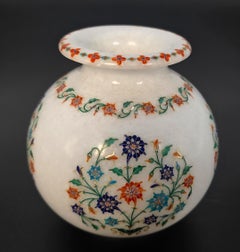 Indische Vase mit Einlegearbeiten aus Pietra-Dura-Marmor aus der Raj-Zeit, um 1910