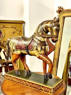 Cheval de cérémonie indien en bois sculpté, polychrome et doré, vers 1950