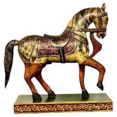 Cheval de cérémonie indien en bois sculpté, polychrome et doré, vers 1950