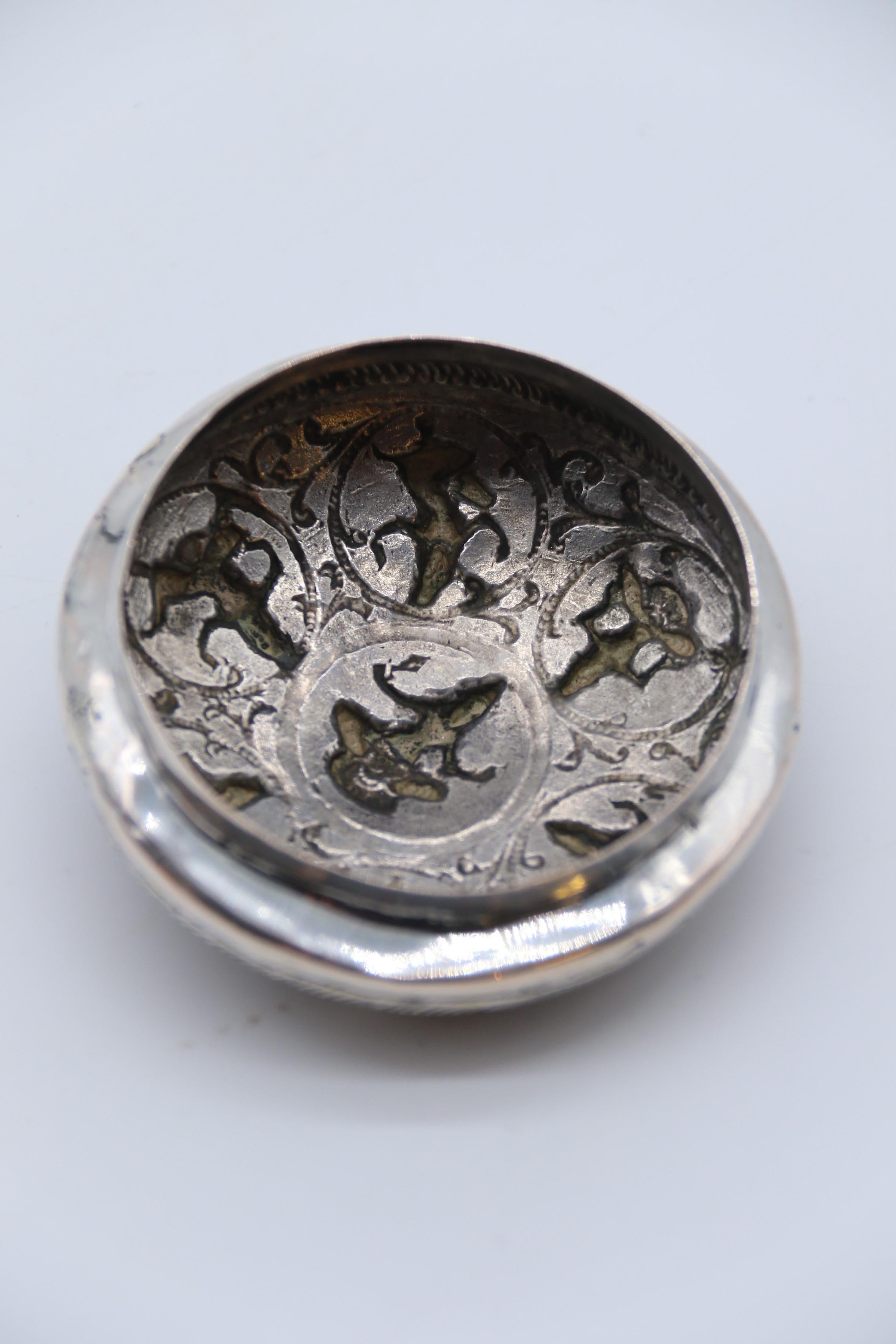 Contenitore con coperchio decorato in argento repousse del periodo del Raj indiano, circa 1900 in vendita 2