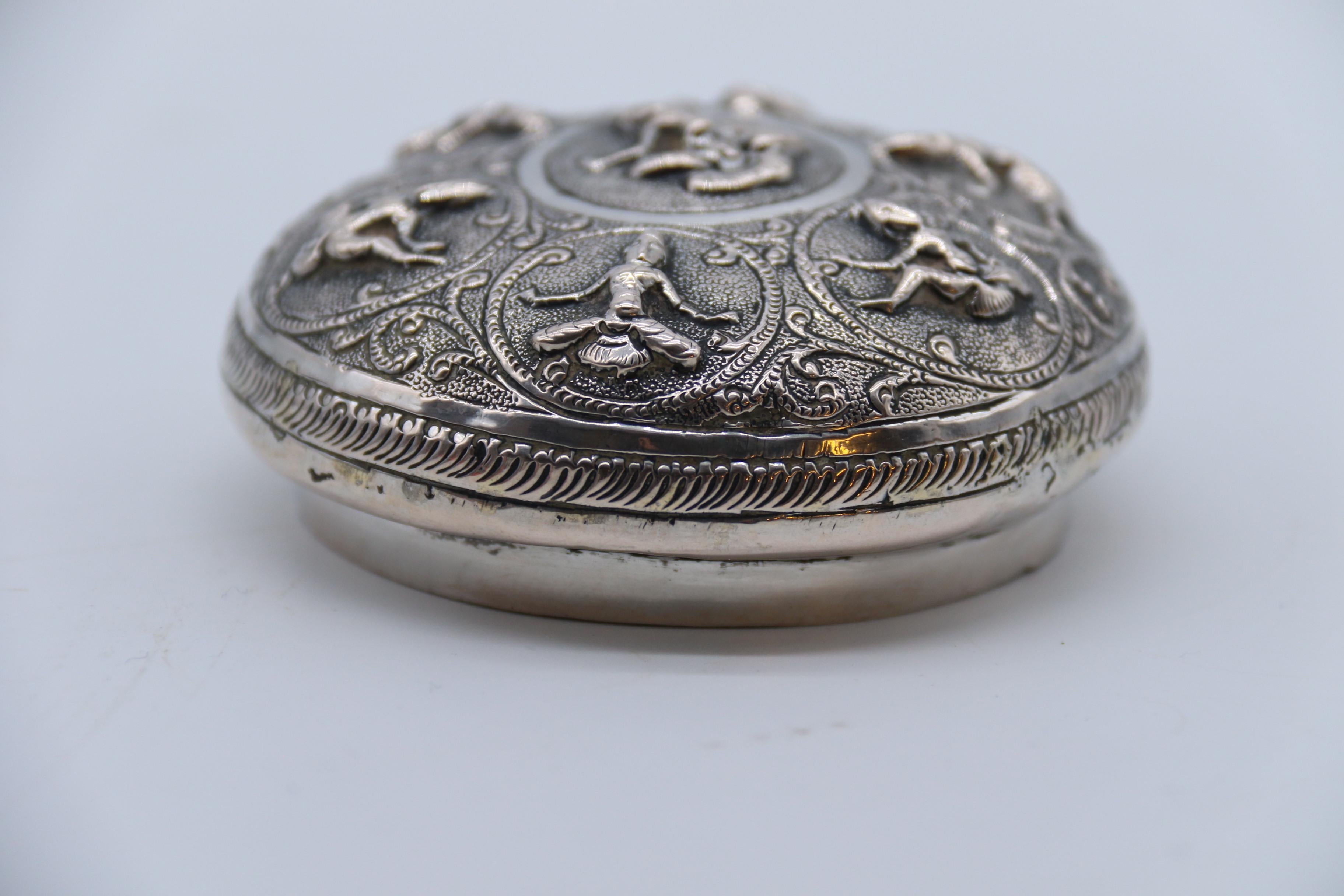 Contenitore con coperchio decorato in argento repousse del periodo del Raj indiano, circa 1900 in vendita 3